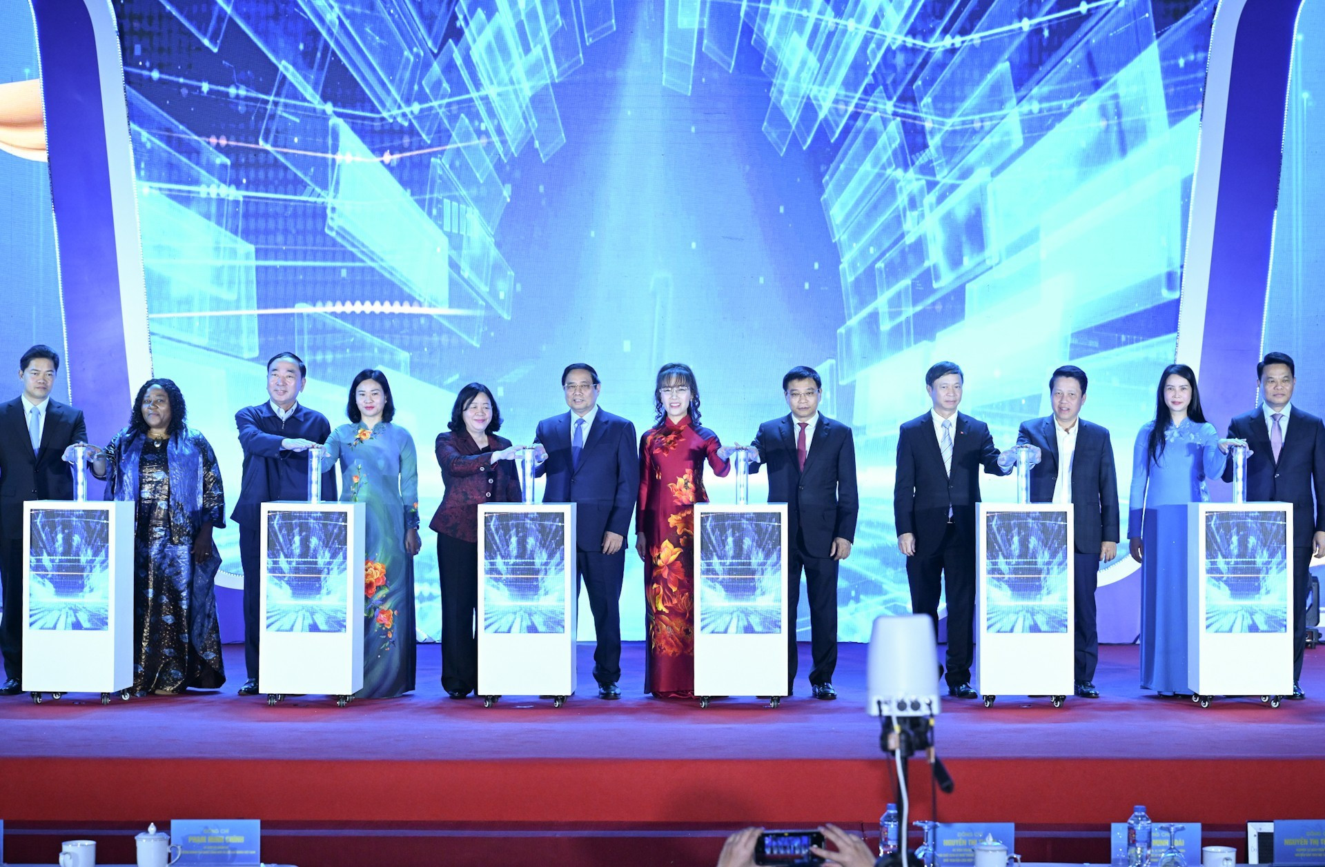 El jefe de Gobierno y delegados lanzan de manera simbólica el Proyecto “Apoyo a las mujeres emprendedoras en el período 2026-2035”.