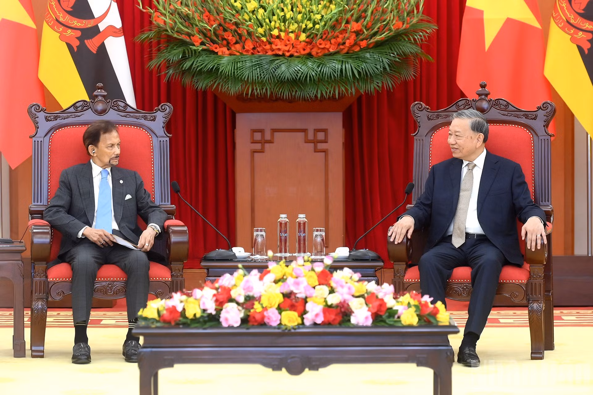 El secretario general del Partido Comunista de Vietnam, To Lam, conversa con el sultán de Brunéi, Haji Hassanal Bolkiah.