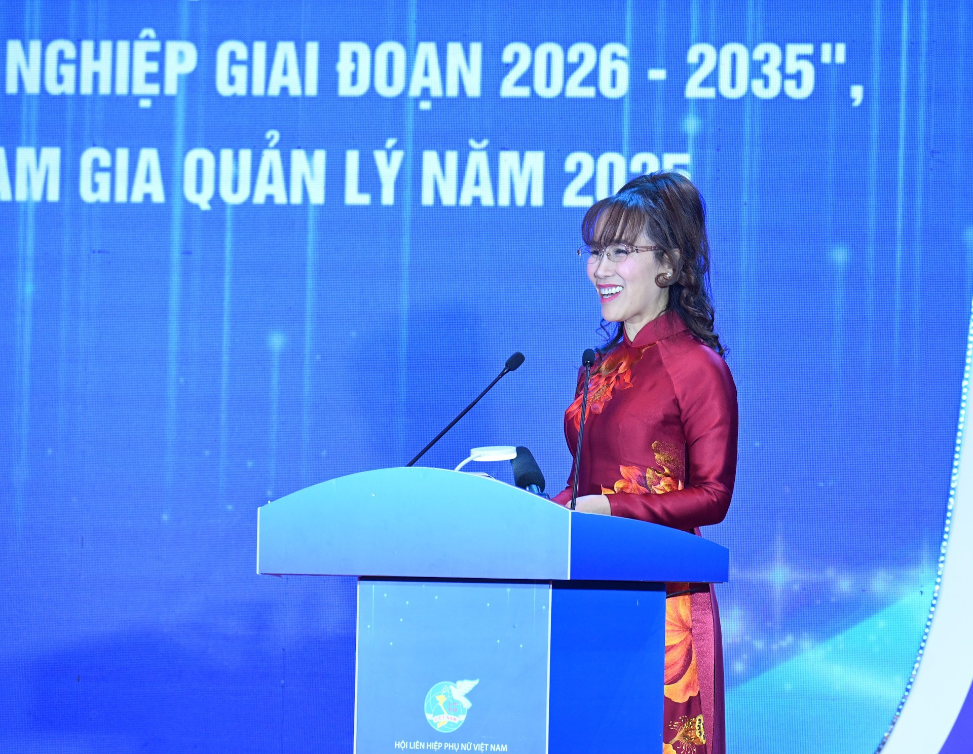 La doctora Nguyen Thi Phuong Thao, presidenta de Sovico Group, tiene la palabra.
