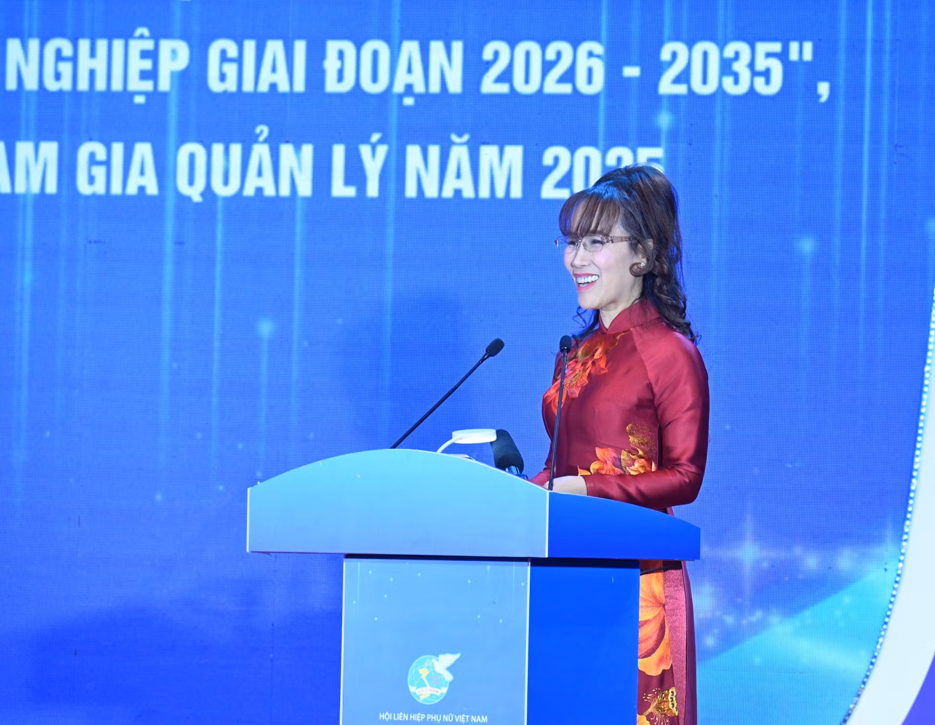La doctora Nguyen Thi Phuong Thao, presidenta de Sovico Group, tiene la palabra.