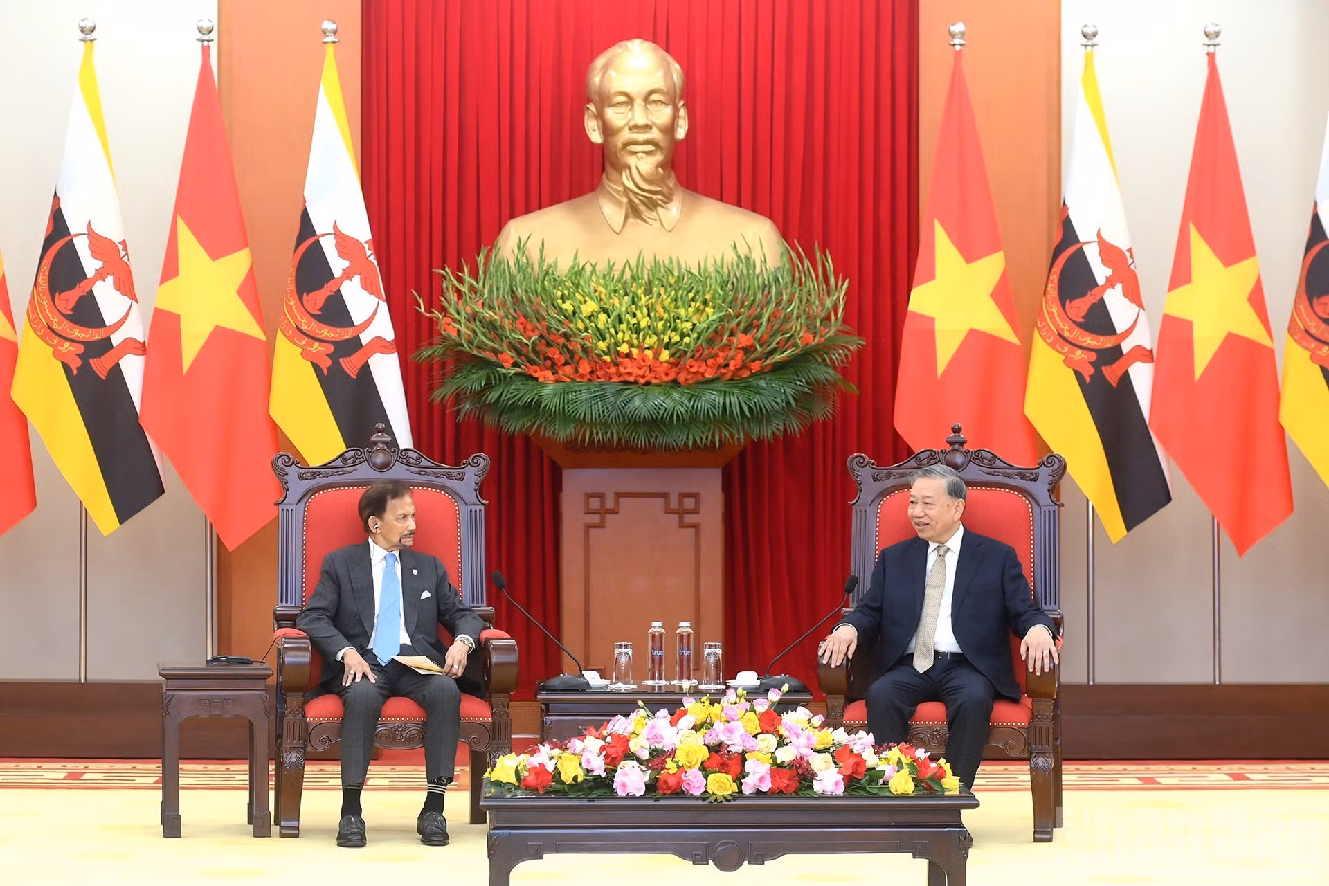 Escena de la reunión entre el secretario general del Partido Comunista de Vietnam, To Lam, y el sultán de Brunéi, Haji Hassanal Bolkiah.