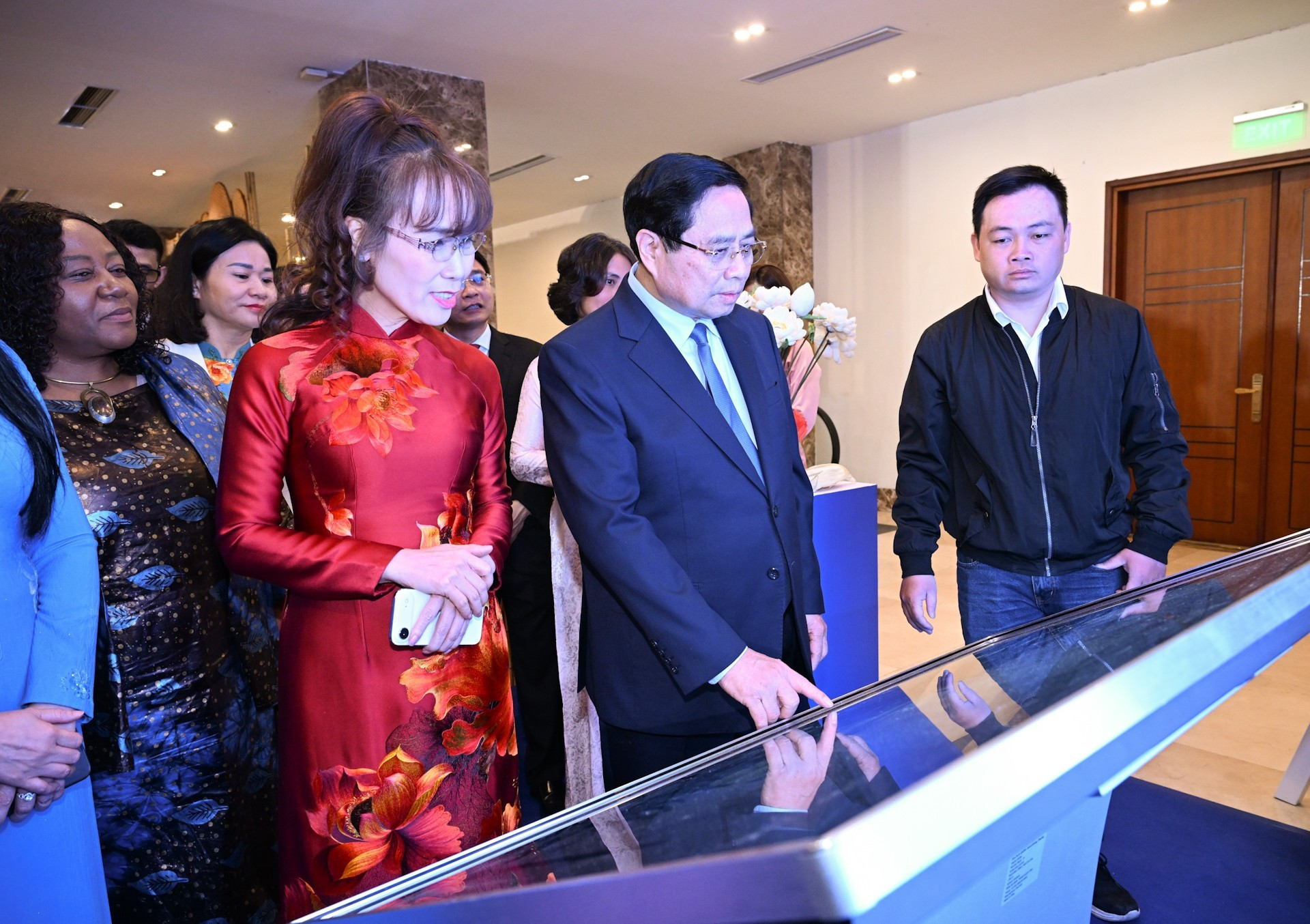 El premier Pham Minh Chinh recorre una exhibición de productos de los negocios liderados por mujeres.