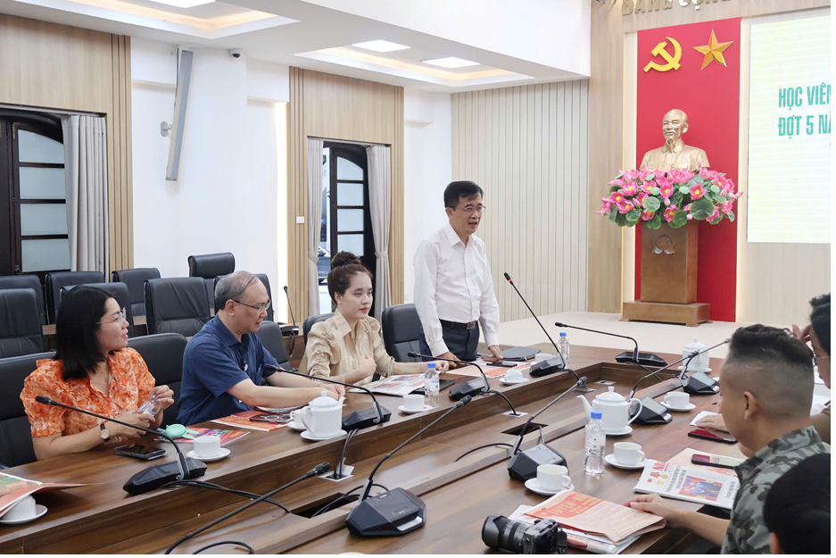Tran Quang Huy, profesor de la Academia de Periodismo y Comunicación de Vietnam, habla en el encuentro.