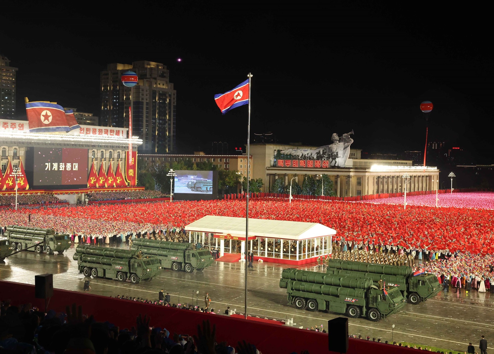 Vista del desfile militar en conmemoración del 80º aniversario de la fundación del Partido del Trabajo de Corea. Vista del desfile militar en conmemoración del 80º aniversario de la fundación del Partido del Trabajo de Corea.