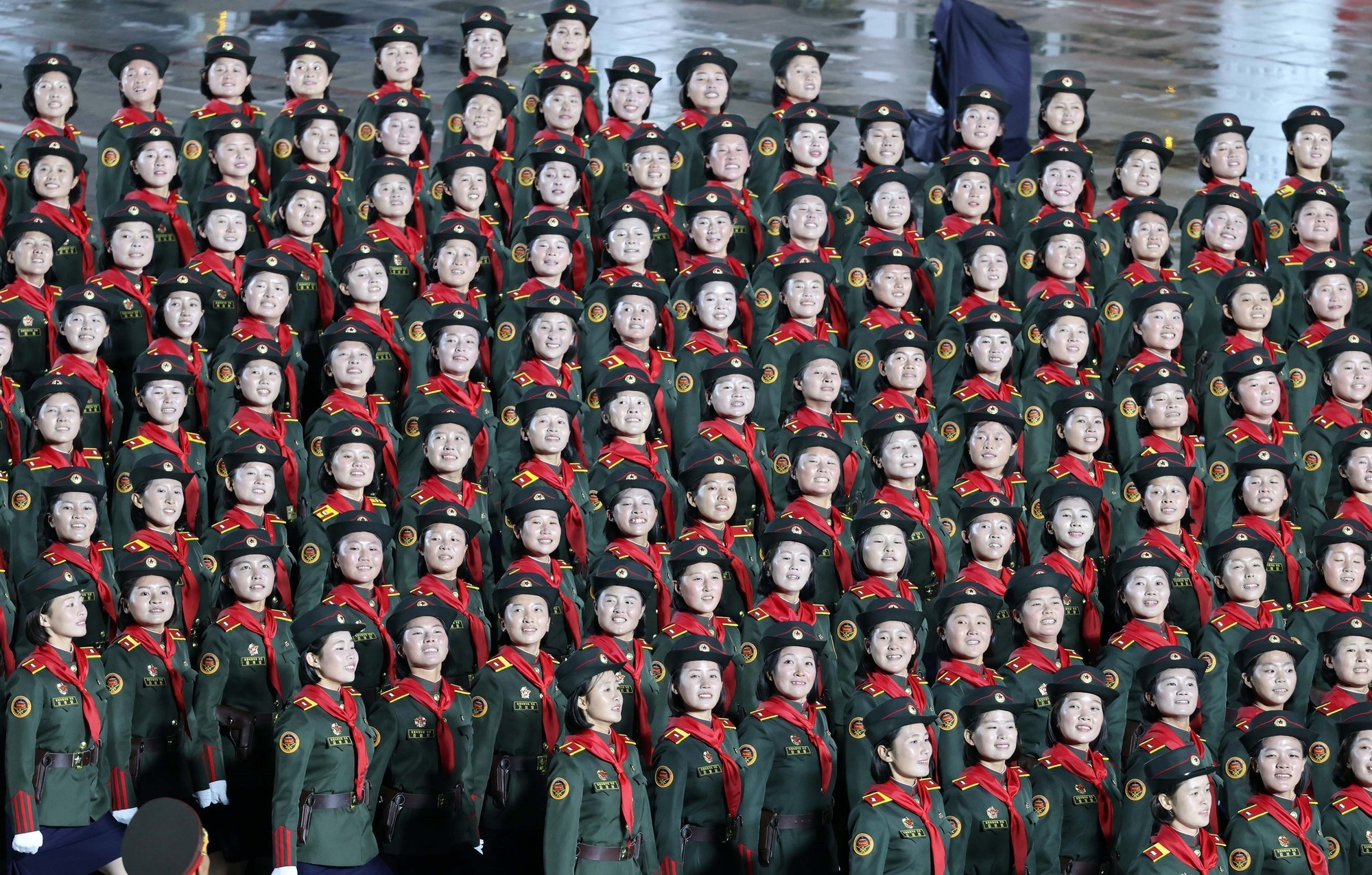 Vista del desfile militar en conmemoración del 80º aniversario de la fundación del Partido del Trabajo de Corea. Vista del desfile militar en conmemoración del 80º aniversario de la fundación del Partido del Trabajo de Corea.
