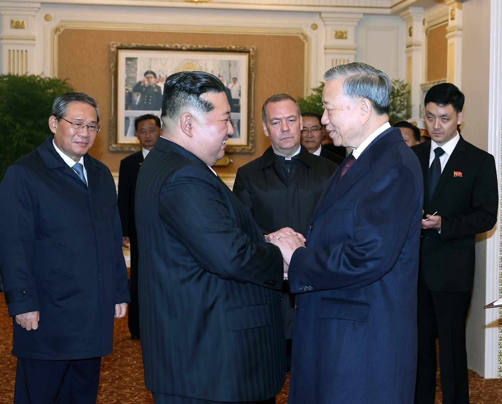 El secretario general del Partido Comunista de Vietnam, To Lam, y el secretario general del Partido del Trabajo de Corea y presidente de la Comisión de Asuntos Estatales del país anfitrión, Kim Jong Un.
