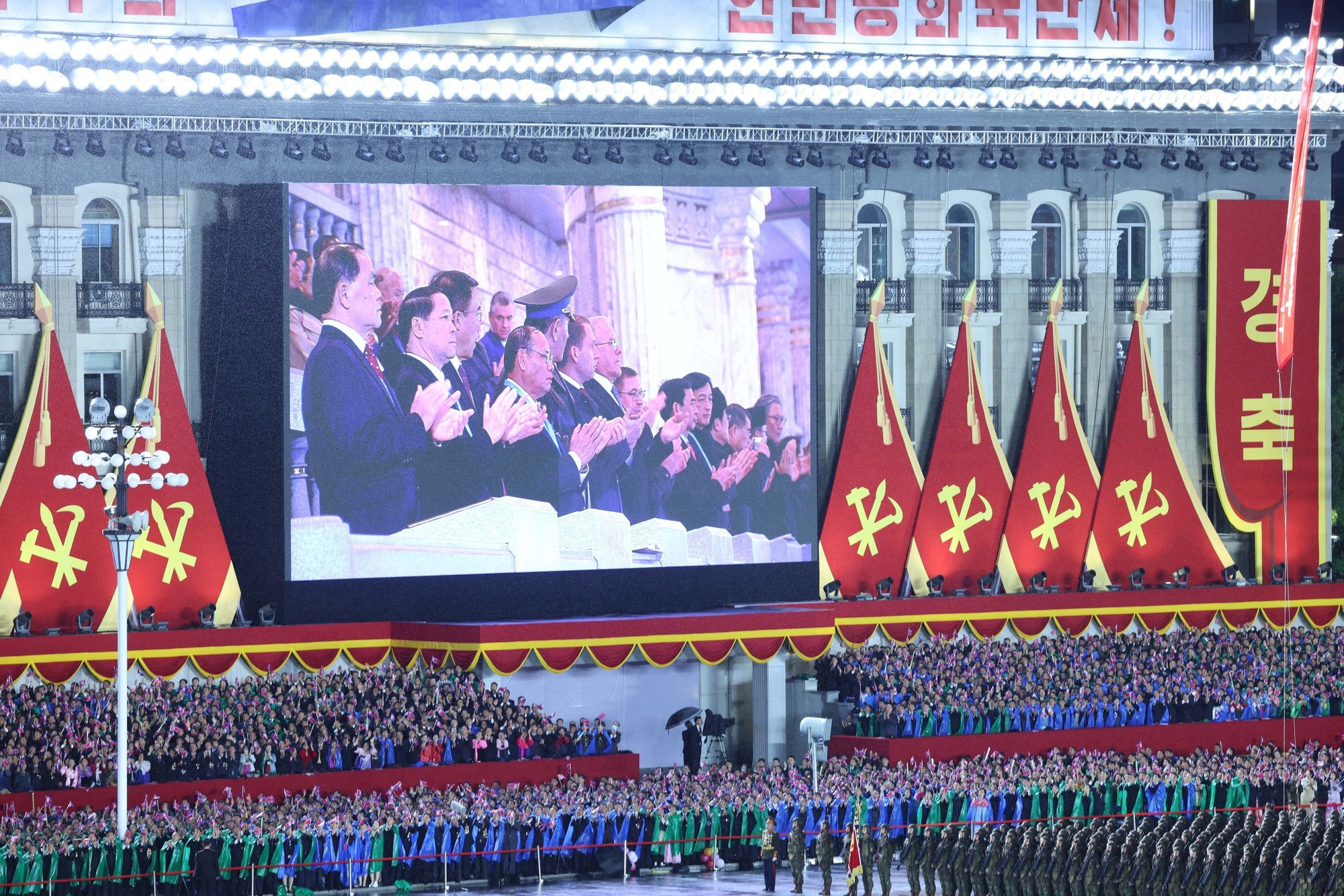 Vista de la Plaza Kim Il Sung, en la capital norcoreana, Pyongyang, durante la ceremonia conmemorativa. Vista de la Plaza Kim Il Sung, en la capital norcoreana, Pyongyang, durante la ceremonia conmemorativa.