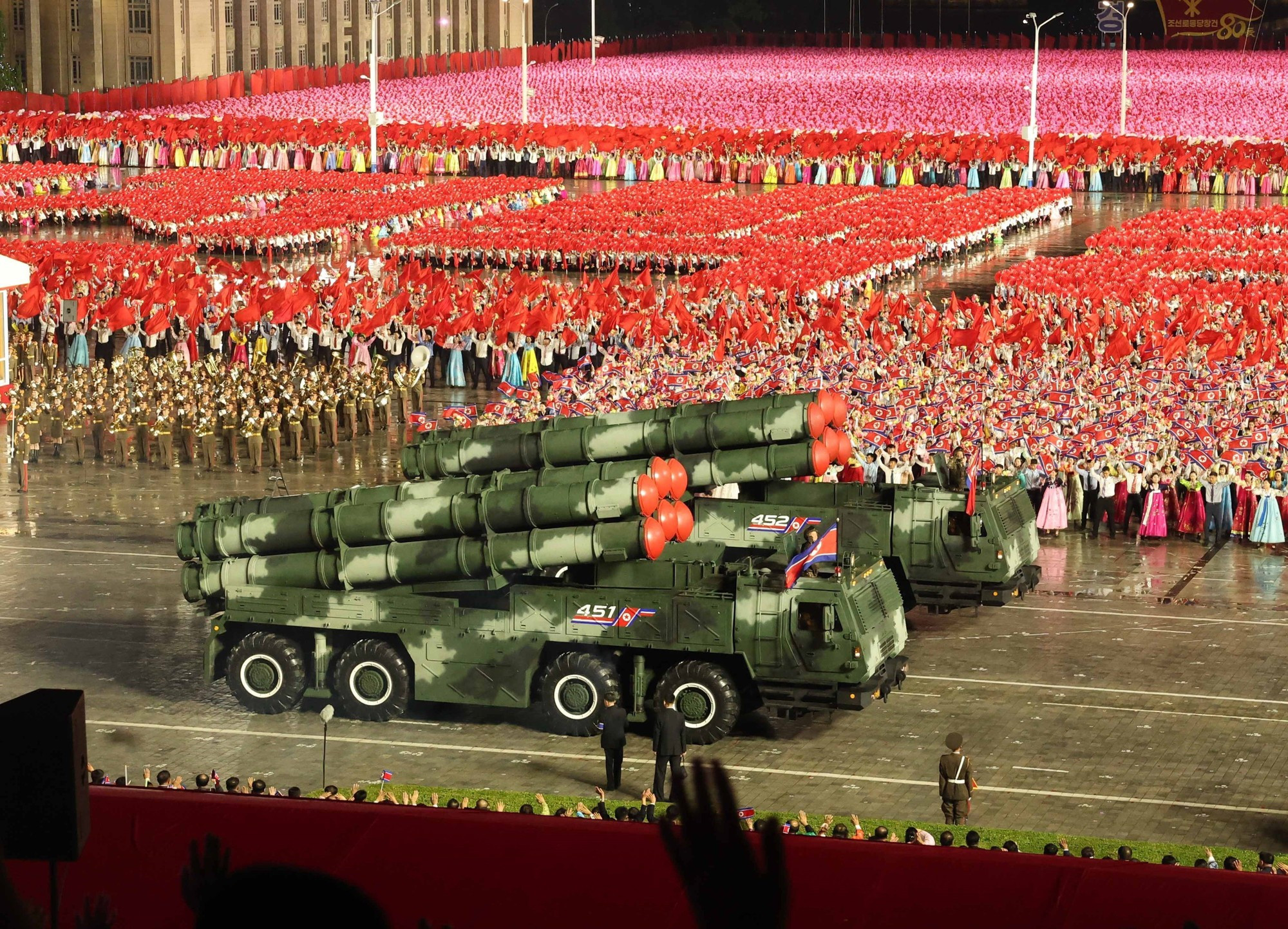 Vista del desfile militar en conmemoración del 80º aniversario de la fundación del Partido del Trabajo de Corea. Vista del desfile militar en conmemoración del 80º aniversario de la fundación del Partido del Trabajo de Corea.