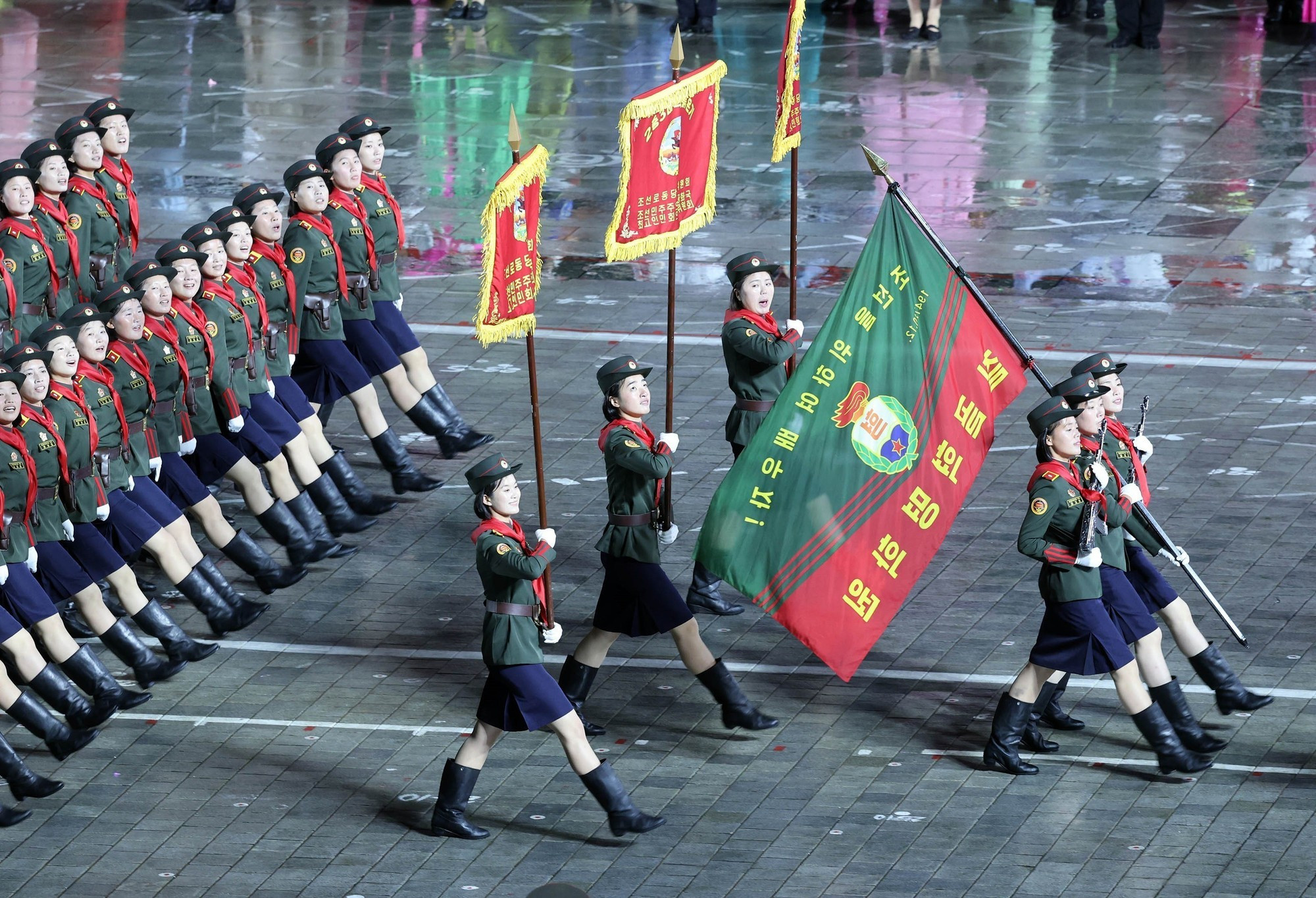Vista del desfile militar en conmemoración del 80º aniversario de la fundación del Partido del Trabajo de Corea. Vista del desfile militar en conmemoración del 80º aniversario de la fundación del Partido del Trabajo de Corea.
