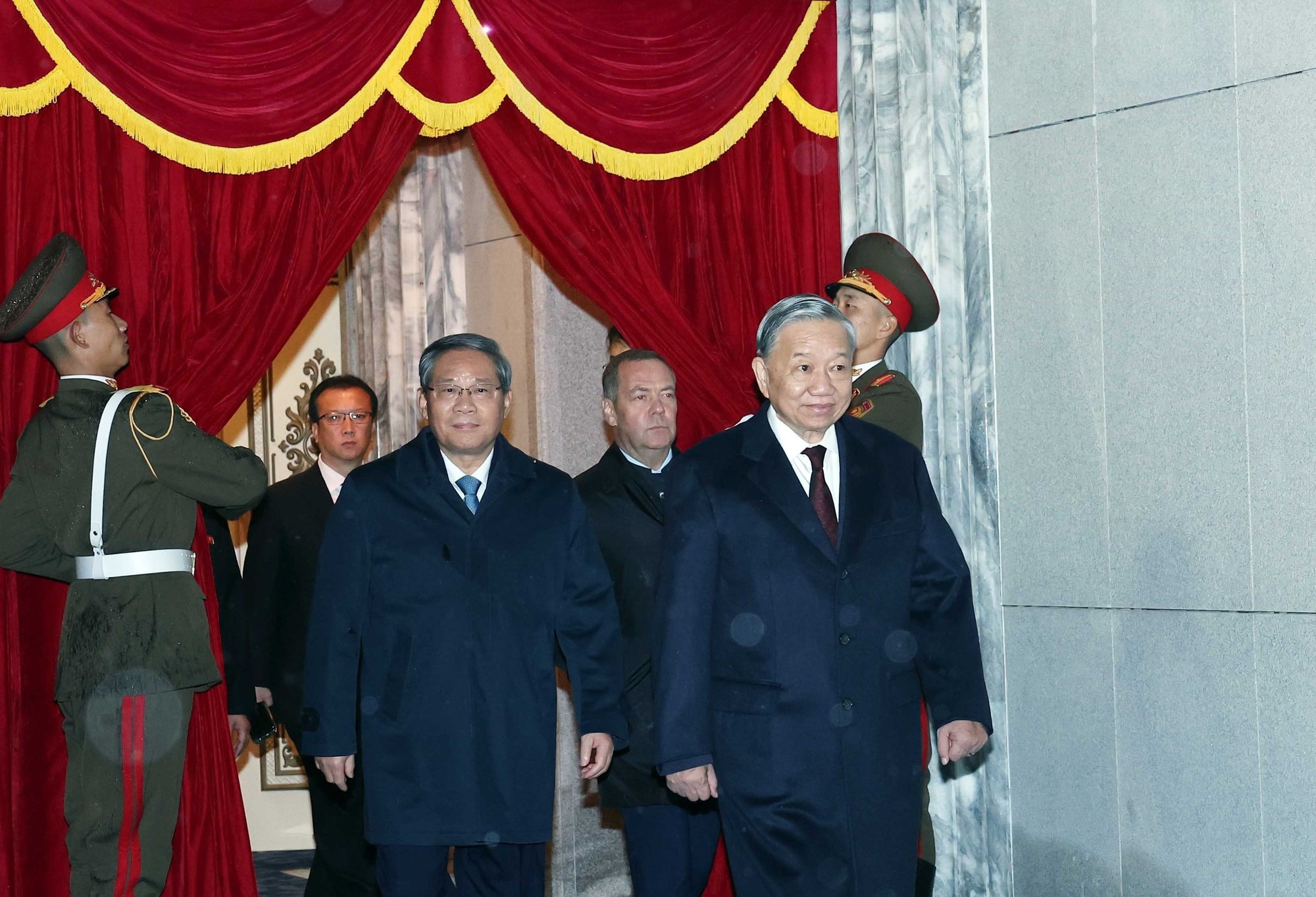 El secretario general del Partido Comunista de Vietnam, To Lam, y dirigentes de otros países asisten al evento. El secretario general del Partido Comunista de Vietnam, To Lam, y dirigentes de otros países asisten al evento.