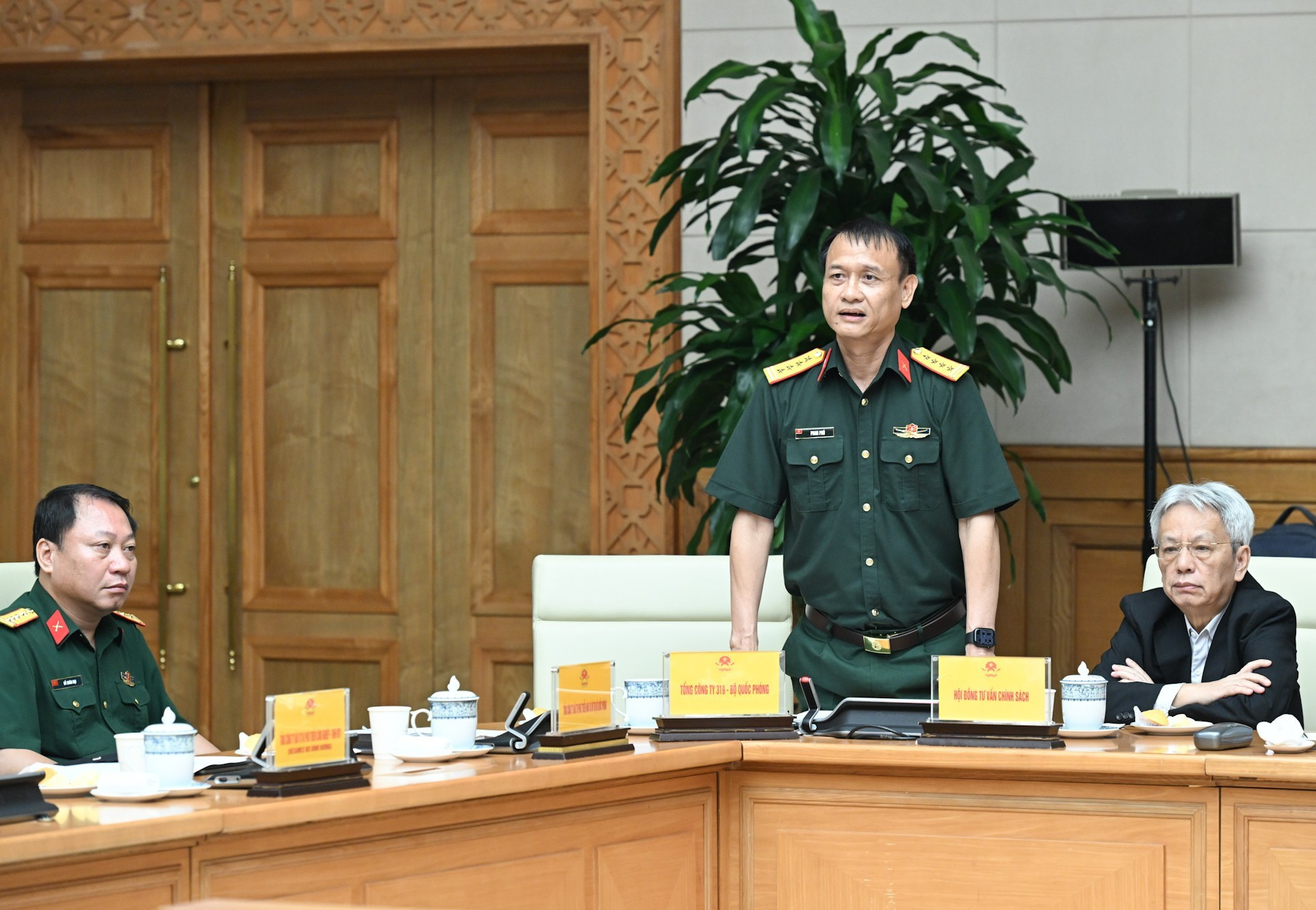 Un representante del personal directivo de la Corporación 319 (Ministerio de Defensa), especializada en campos como la construcción civil e industrial, las obras de irrigación y tráfico, la remoción de bombas y minas, y los bienes raíces.