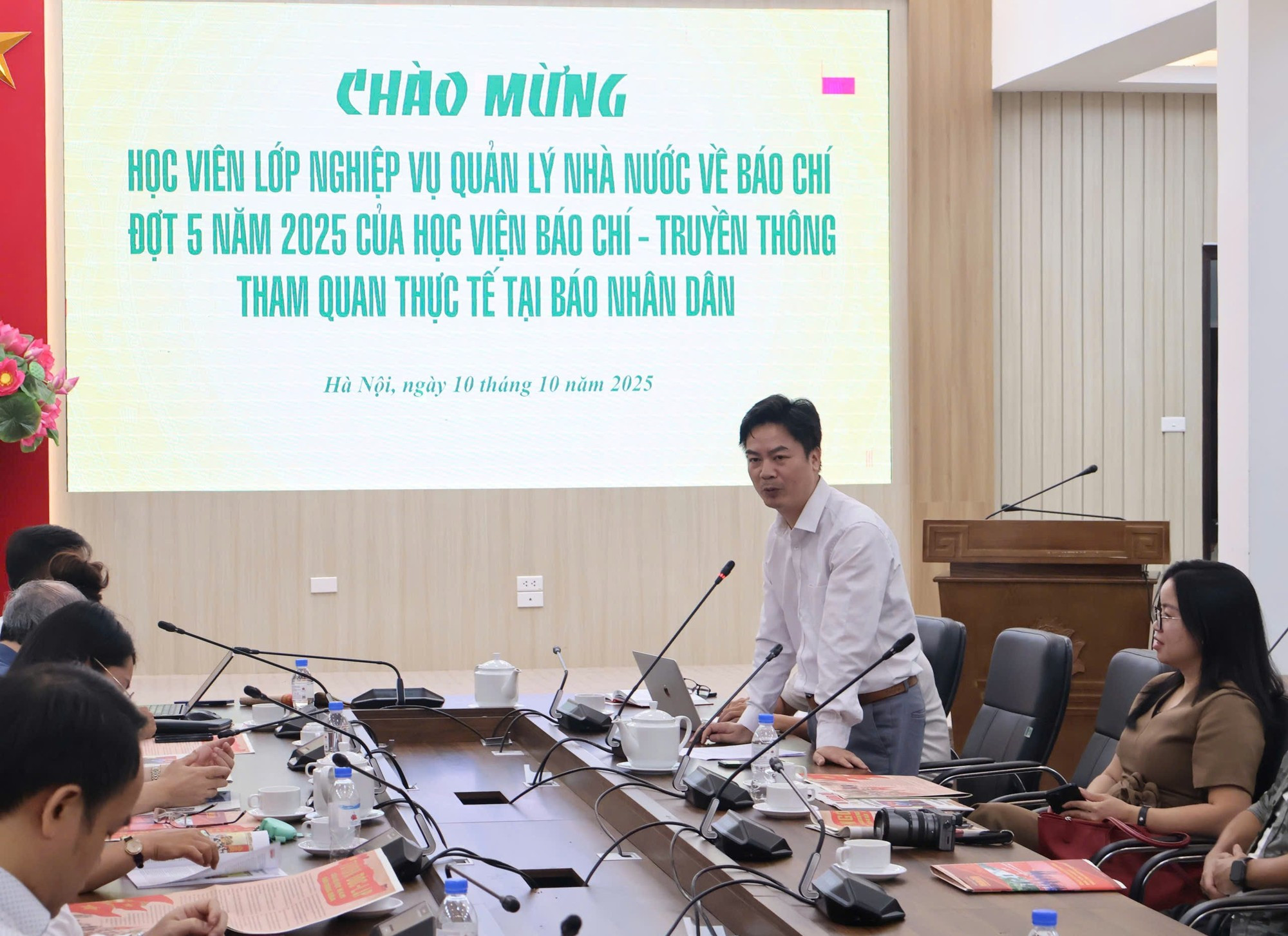 Nguyen Quang Hung, jefe adjunto de la Redacción Temática de Nhan Dan, habla de las publicaciones del rotativo.