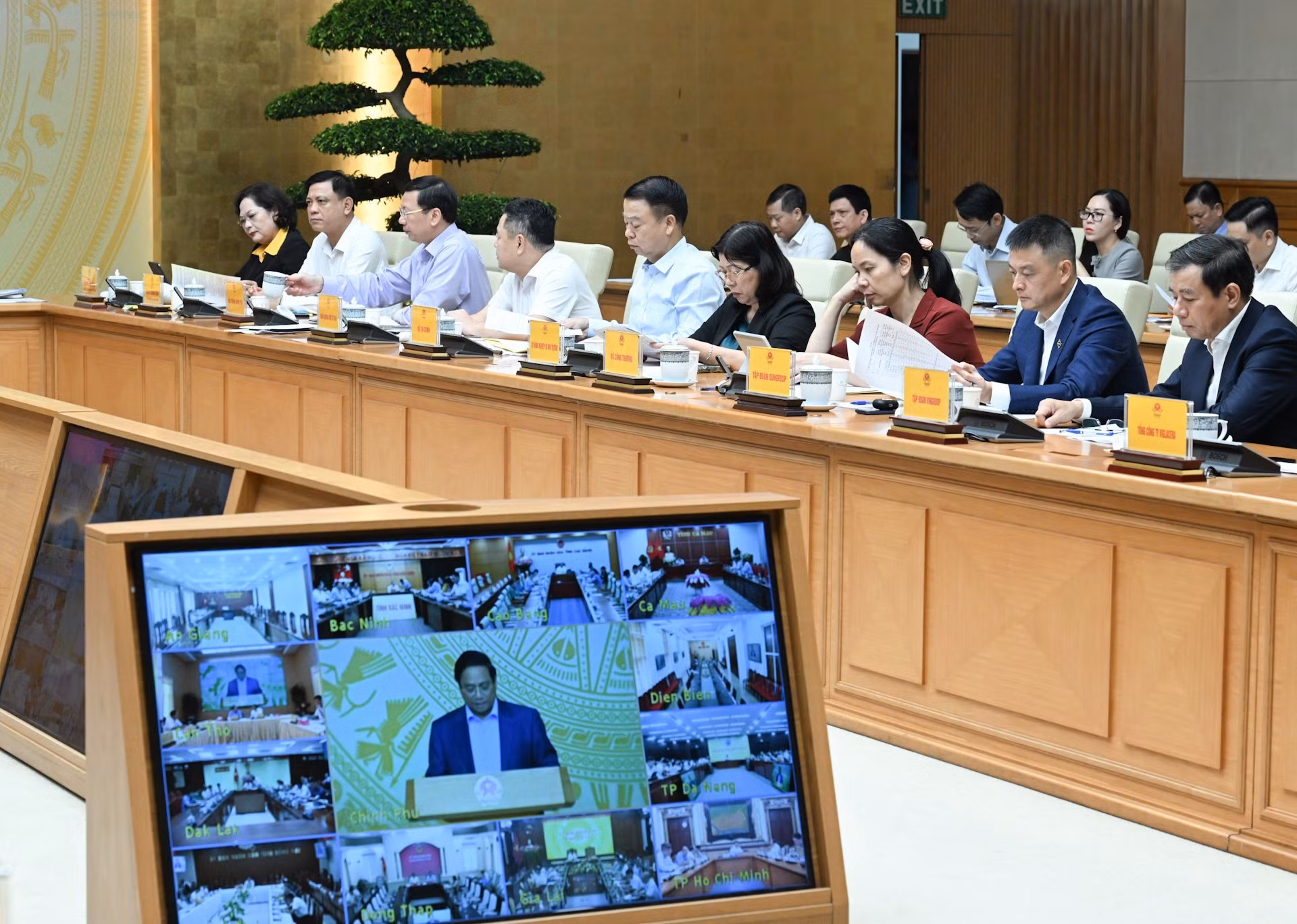 Ejecutivos de ministerios, agencias y departamentos asisten a la sesión.