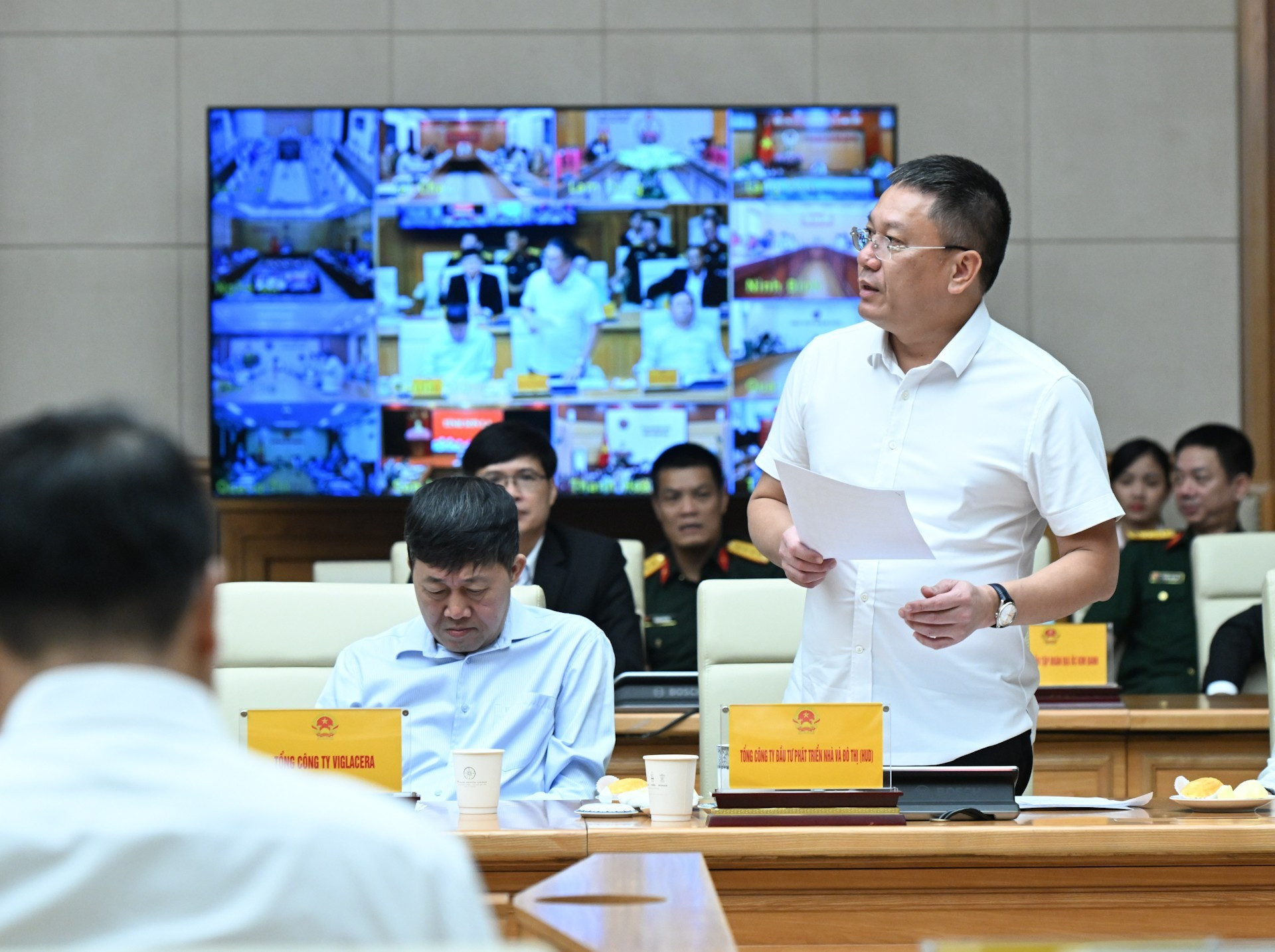 Un representante de la Corporación de Inversiones en Viviendas y Desarrollo Urbano aporta opiniones.