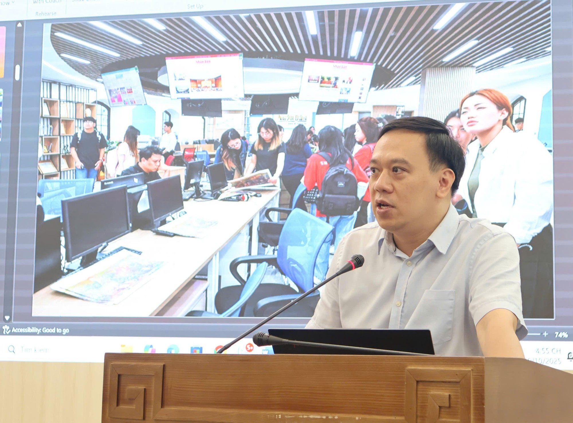 Ngo Viet Anh, director del Centro para el Desarrollo de los Medios de Nhan Dan, presenta a los visitantes los logros de Nhan Dan en los últimos tiempos.