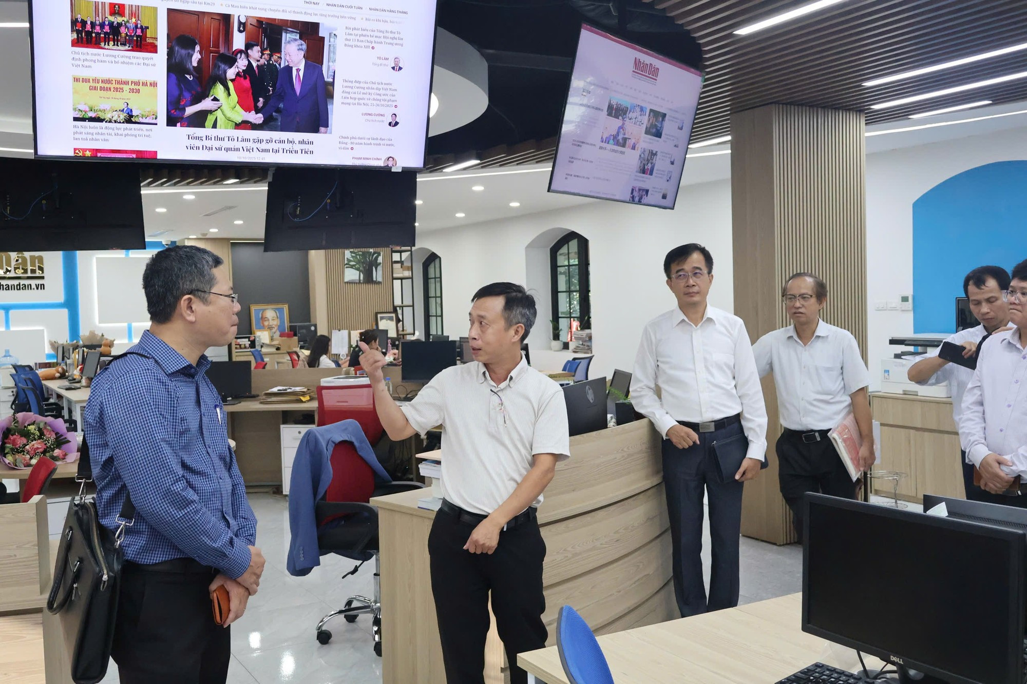 Bui Nam Dong, jefe adjunto de la Redacción de Nhan Dan Digital, da una explicación sobre la sala de redacción convergente que opera su departamento.