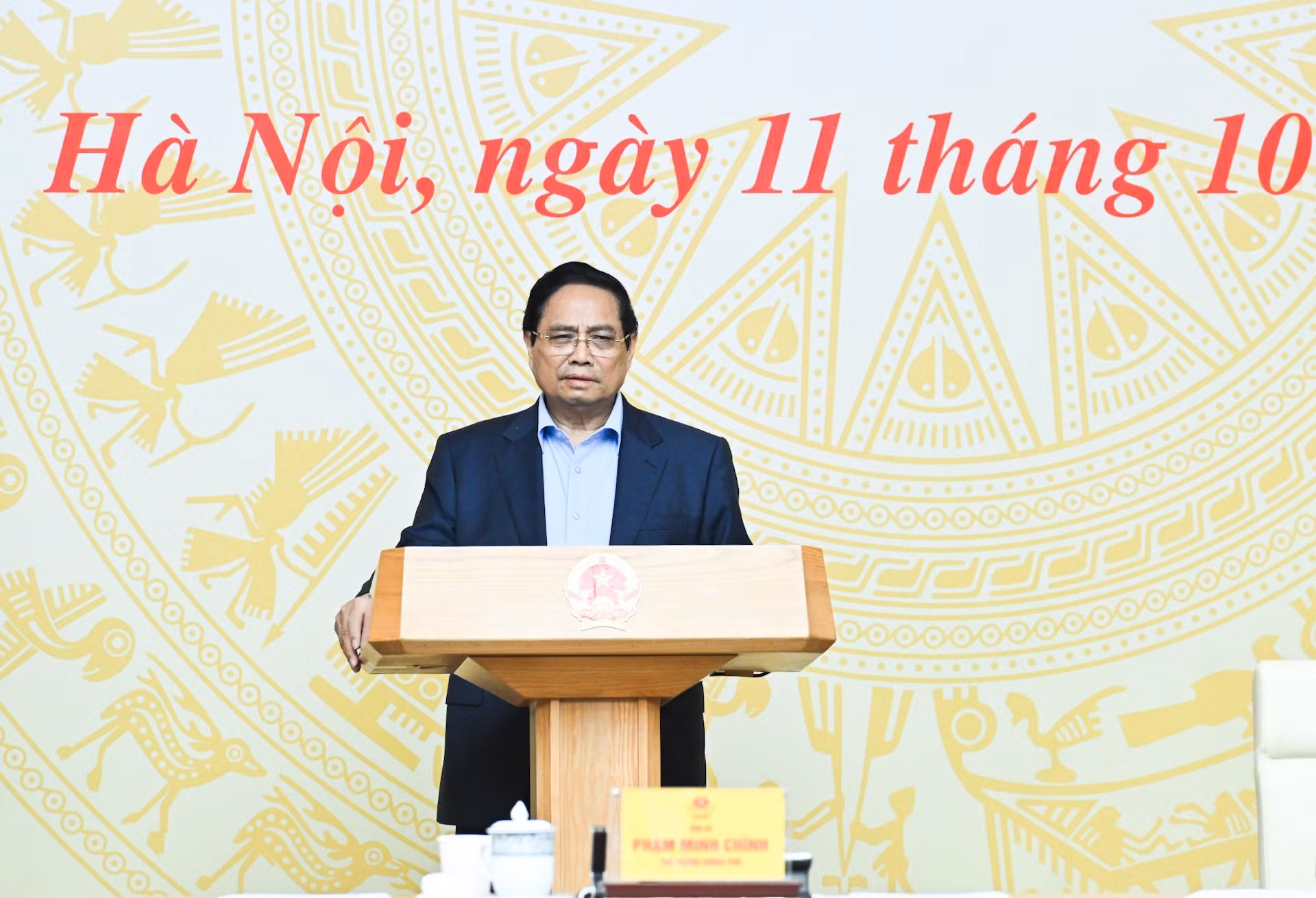 El primer ministro de Vietnam, Pham Minh Chinh, interviene en la reunión.