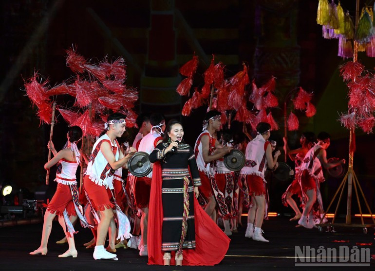 Actuación artística en saludo al primer Festival de las Culturas del Mundo en Hanói. Actuación artística en saludo al primer Festival de las Culturas del Mundo en Hanói.