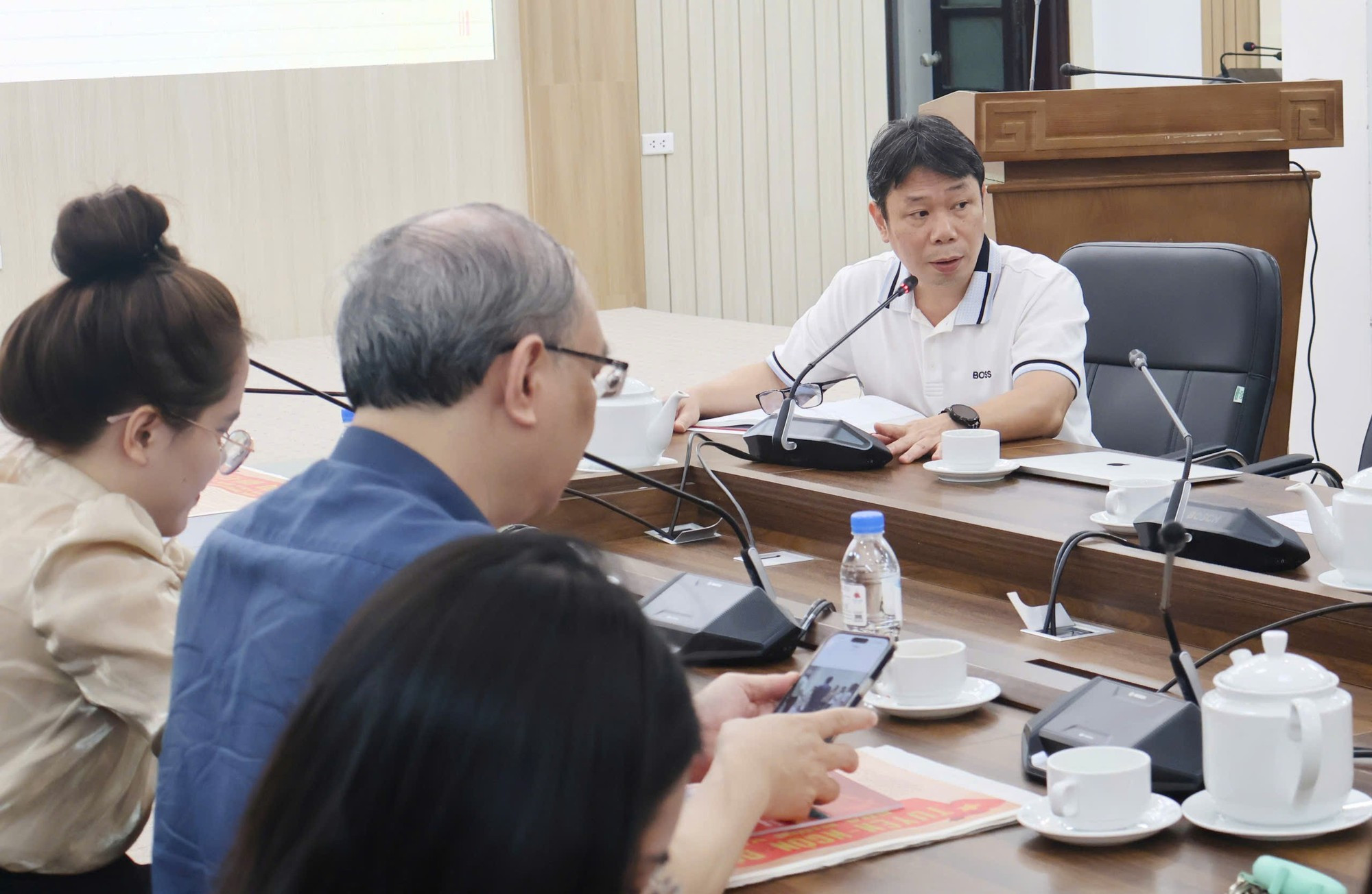 Le Phan Anh, subjefe del Departamento de Tecnología del periódico, en su intervención sobre seguridad informática.