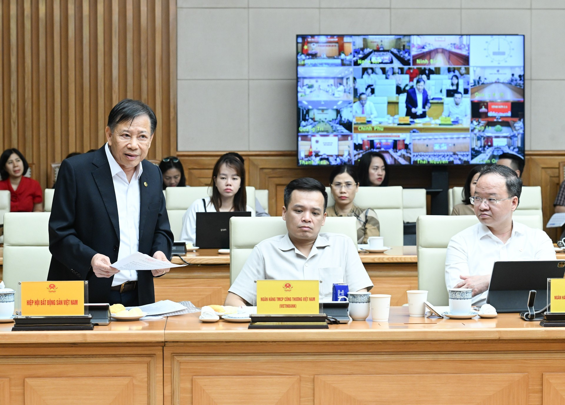 El presidente de la Asociación de Bienes Raíces de Vietnam, Nguyen Van Khoi, tiene la palabra.