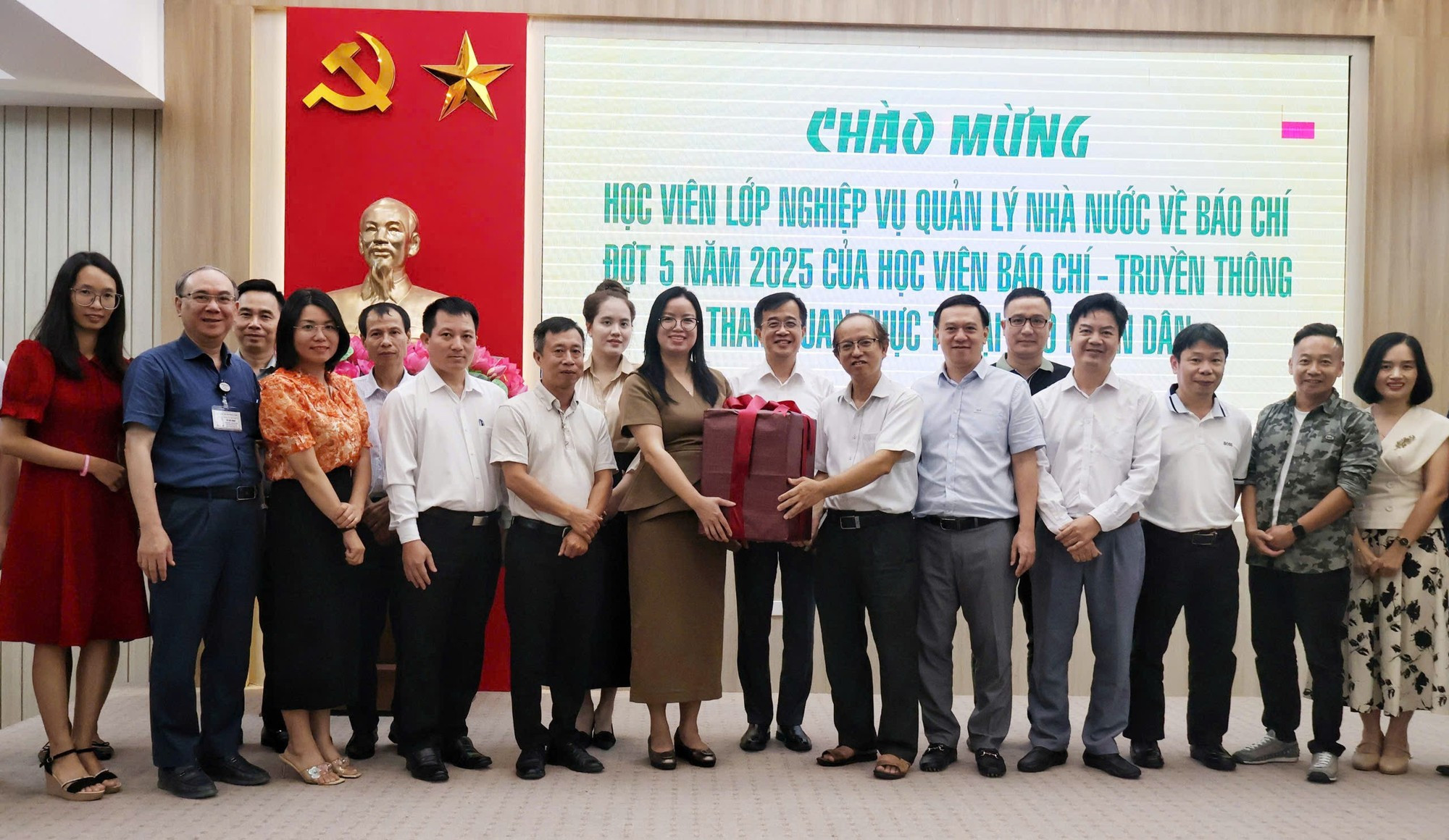 Los visitantes entregan un presente a sus anfitriones.