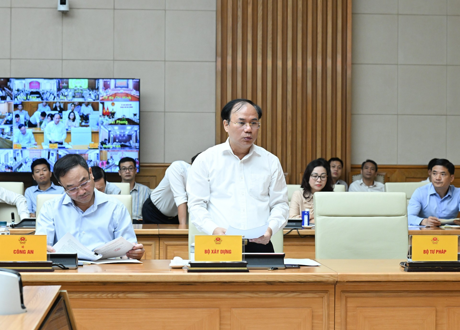 El viceministro de Construcción Nguyen Van Sinh habla en la cita.