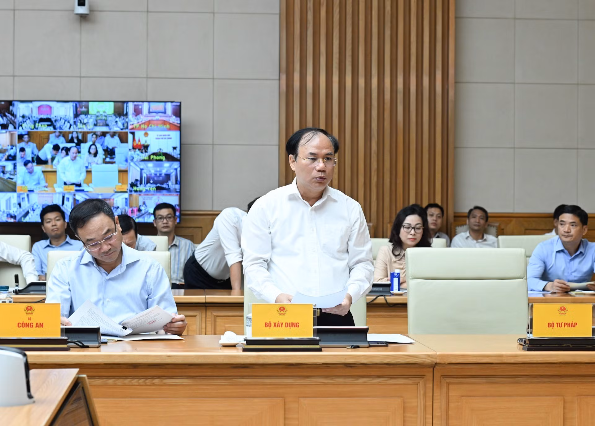 El viceministro de Construcción Nguyen Van Sinh habla en la cita.