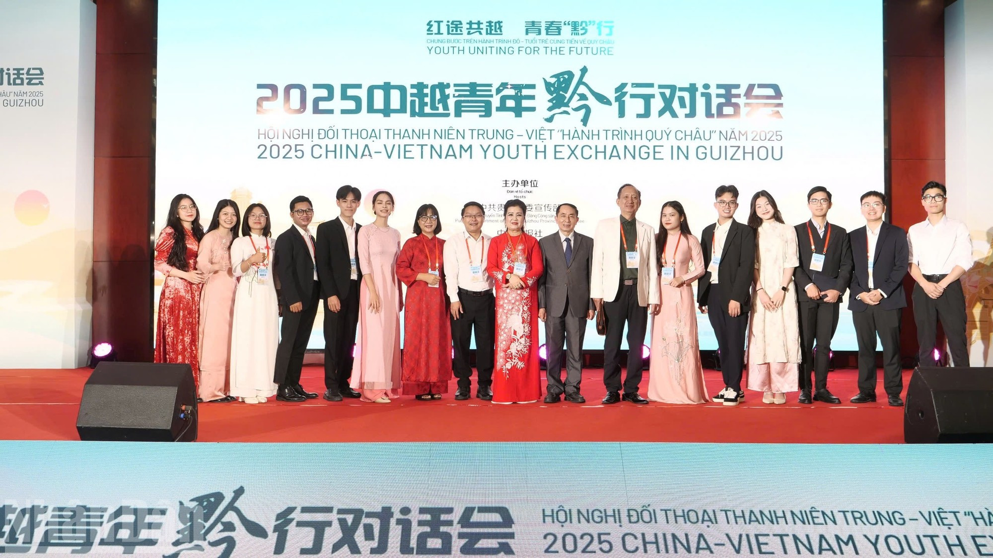 Expertos y jóvenes delegados vietnamitas se toman una foto de recuerdo. Expertos y jóvenes delegados vietnamitas se toman una foto de recuerdo.