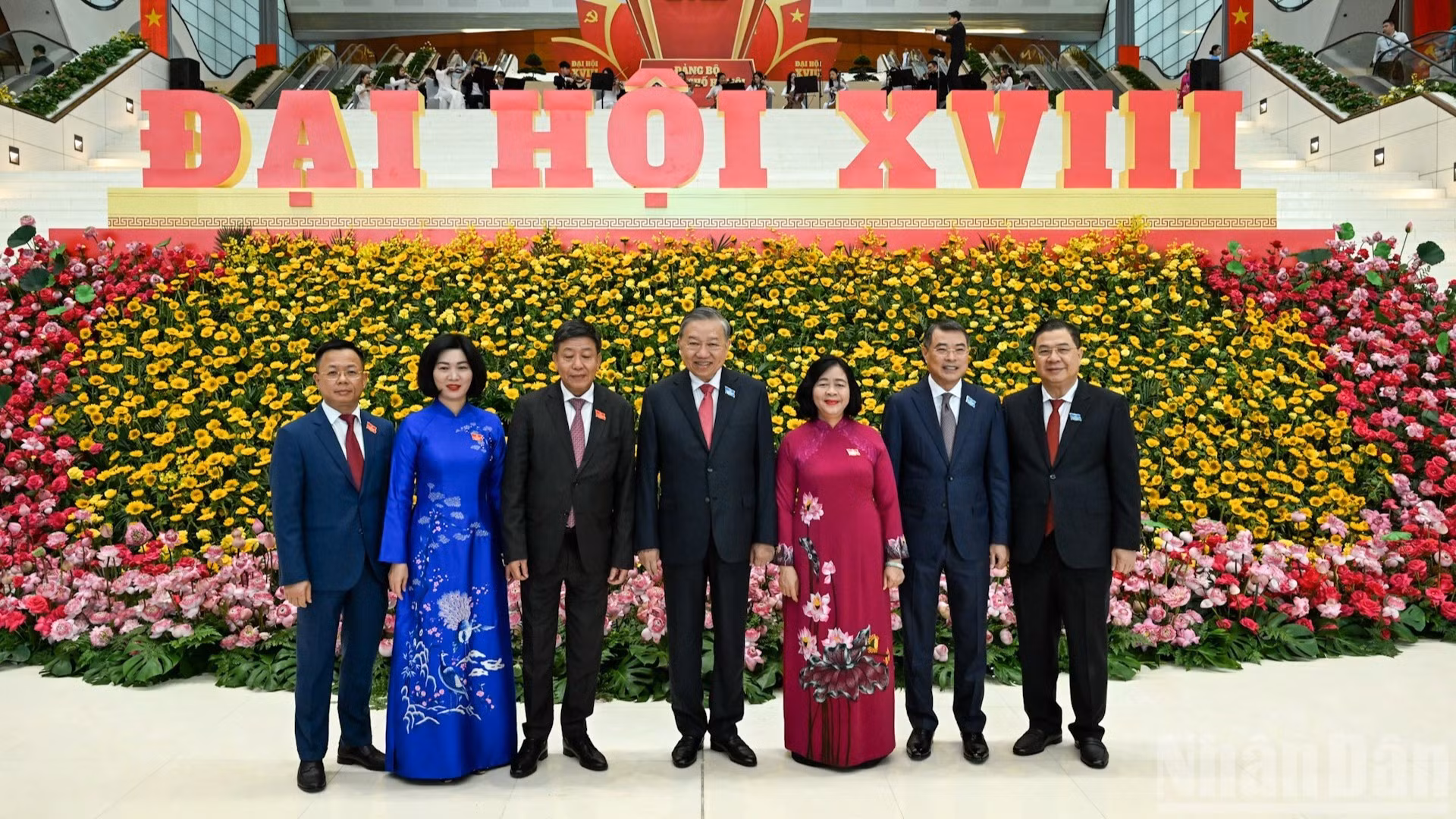 El secretario general del Partido Comunista de Vietnam, To Lam (centro), posa junto a dirigentes del Partido, del Estado y de Hanói.