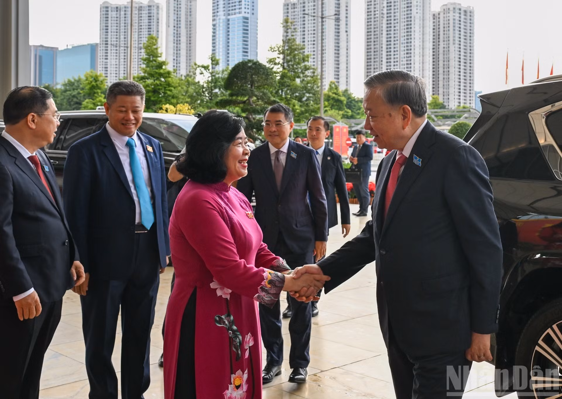 La secretaria del Comité del PCV en Hanói, Bui Thi Minh Hoai, recibe al secretario general del PCV, To Lam.