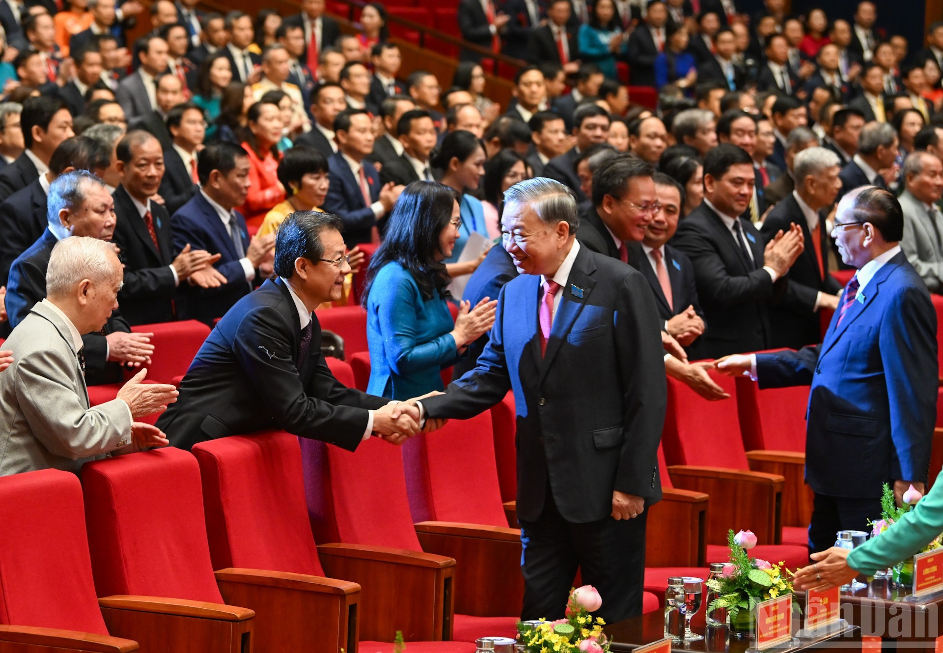 El secretario general del Partido, To Lam, y delegados a la cita.