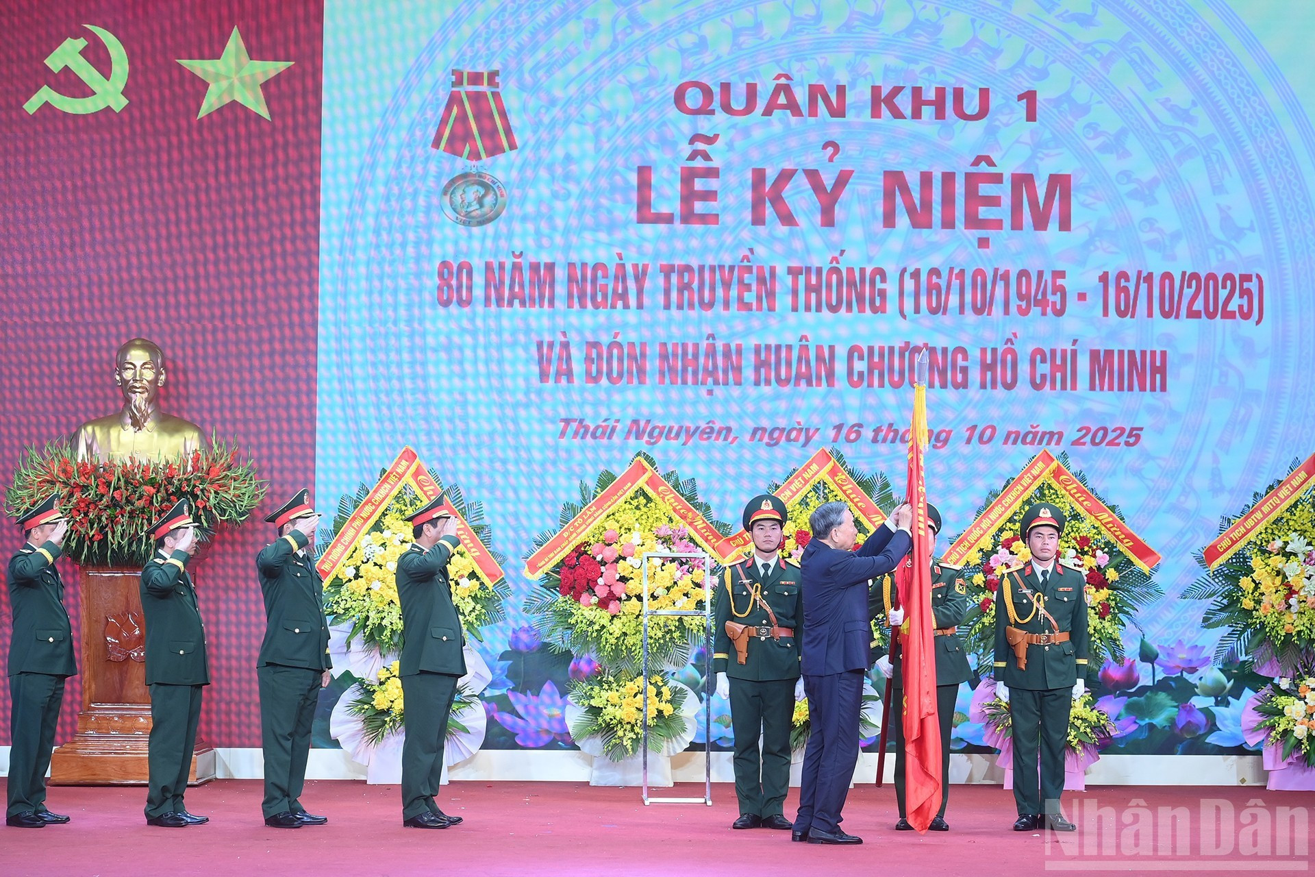La ceremonia también atestiguó la recepción de la Orden Ho Chi Minh otorgada por el Estado vietnamita a ese contingente. En la foto, el secretario general del Partido, To Lam, pincha la insignia en la bandera de las Fuerzas Armadas de la Región Militar 1. La ceremonia también atestiguó la recepción de la Orden Ho Chi Minh otorgada por el Estado vietnamita a ese contingente. En la foto, el secretario general del Partido, To Lam, pincha la insignia en la bandera de las Fuerzas Armadas de la Región Militar 1.