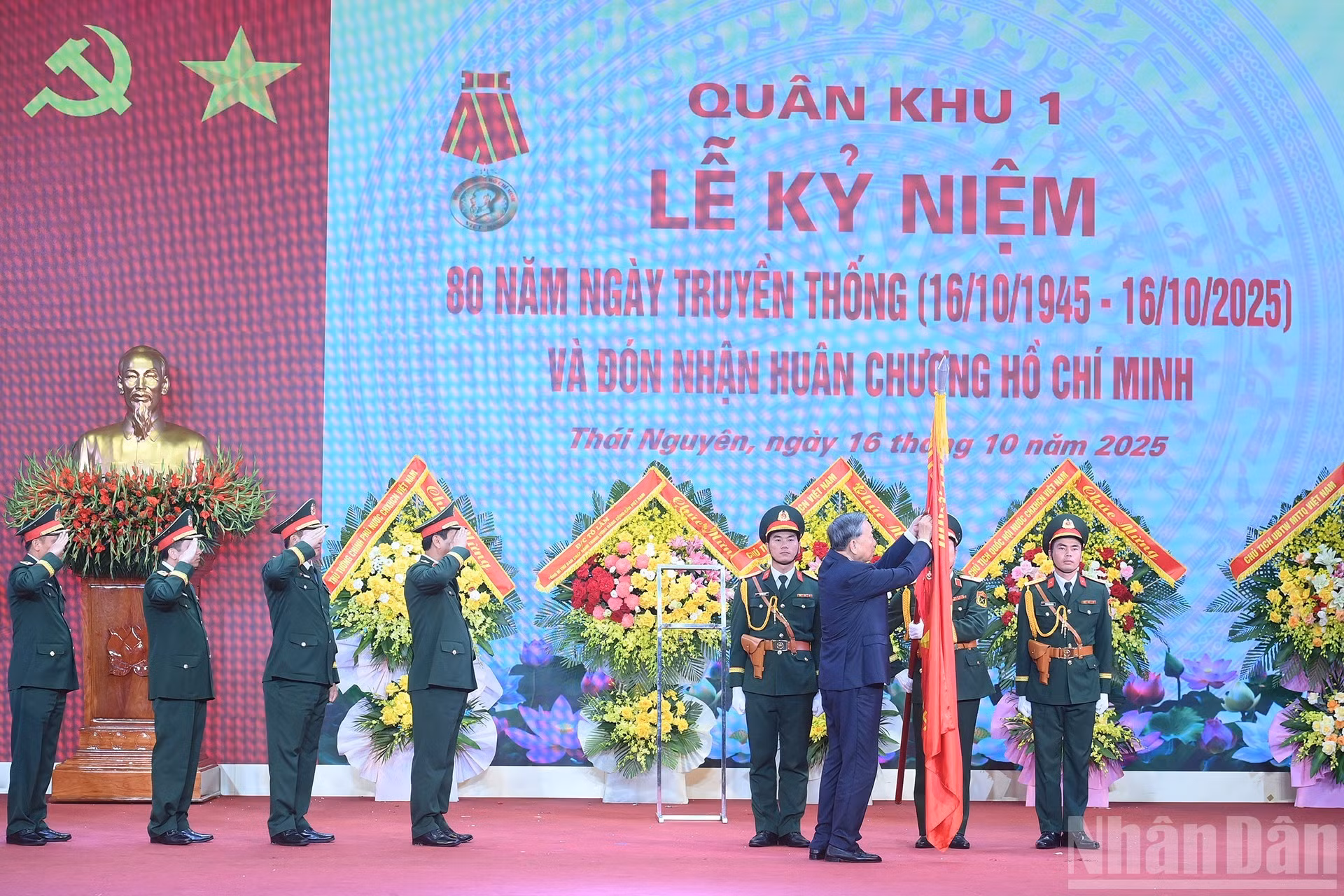 La ceremonia también atestiguó la recepción de la Orden Ho Chi Minh otorgada por el Estado vietnamita a ese contingente. En la foto, el secretario general del Partido, To Lam, pincha la insignia en la bandera de las Fuerzas Armadas de la Región Militar 1.