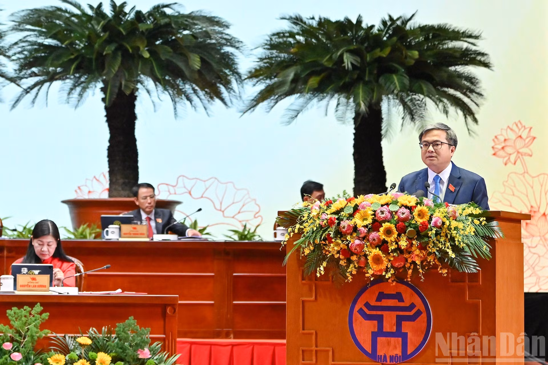El vicepresidente del Comité Popular de Hanói Truong Viet Dung presenta una ponencia.