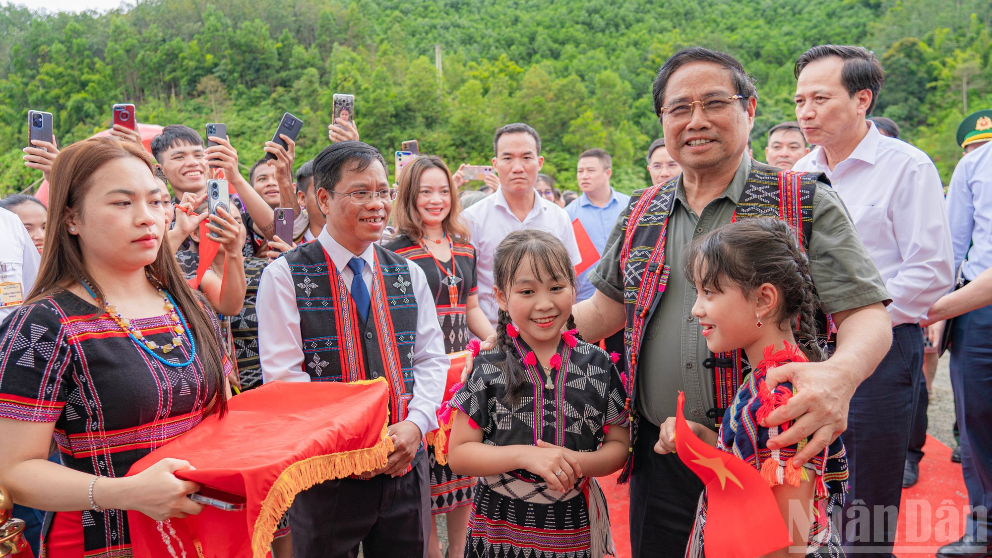 El jefe de Gobierno y pobladores de Tay Giang. El jefe de Gobierno y pobladores de Tay Giang.