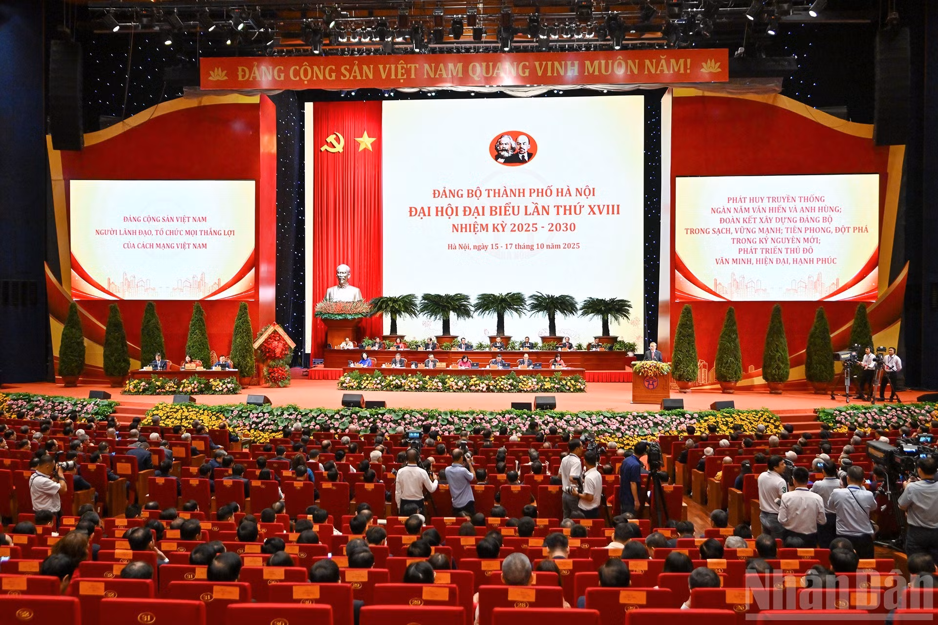 Panorama de la XVIII Asamblea del Comité del PCV en Hanói.