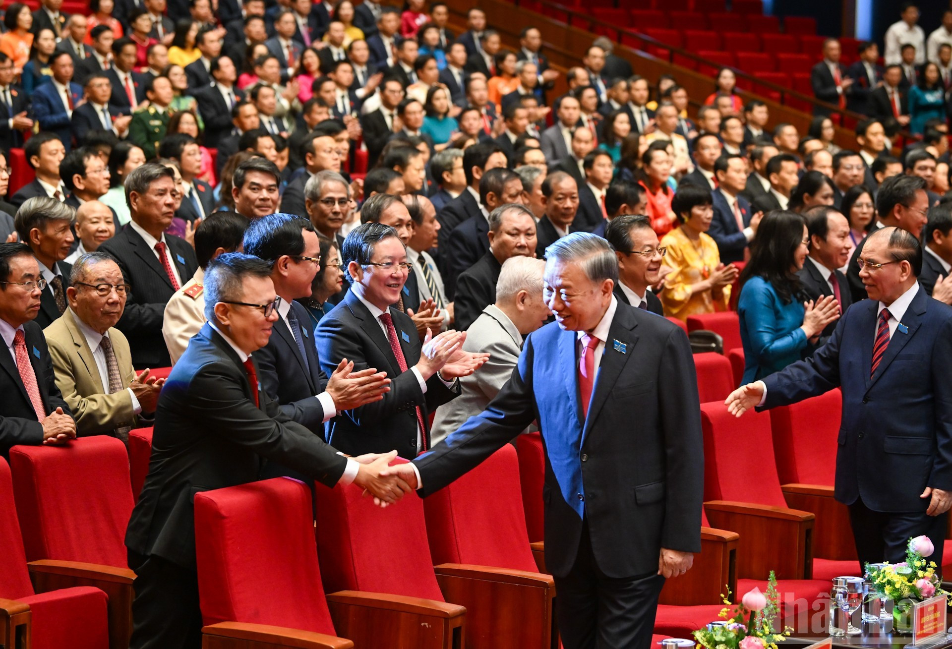 El secretario general del Partido, To Lam, y delegados a la cita.