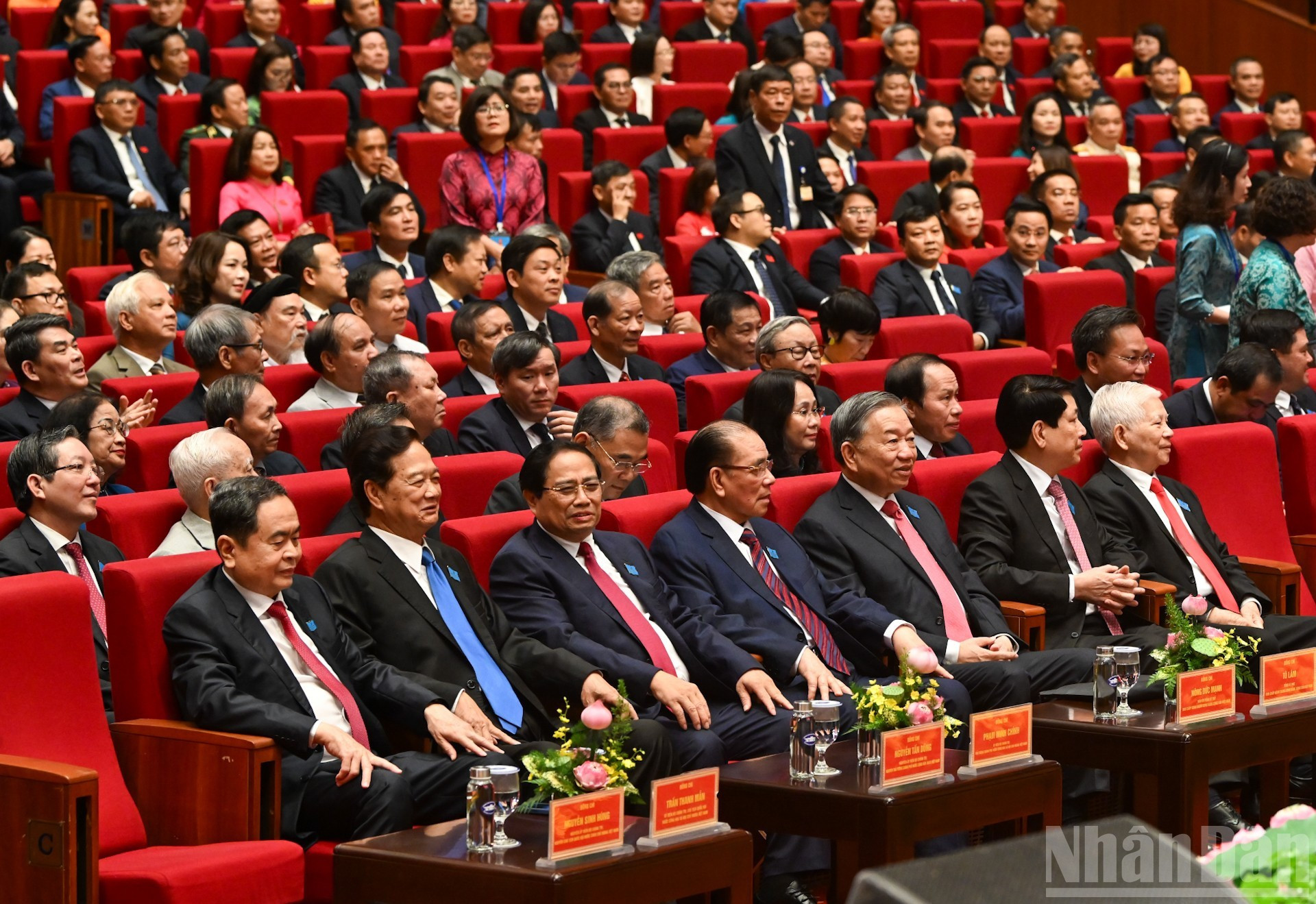 Dirigentes y exdirigentes del Partido y del Estado en la asamblea.