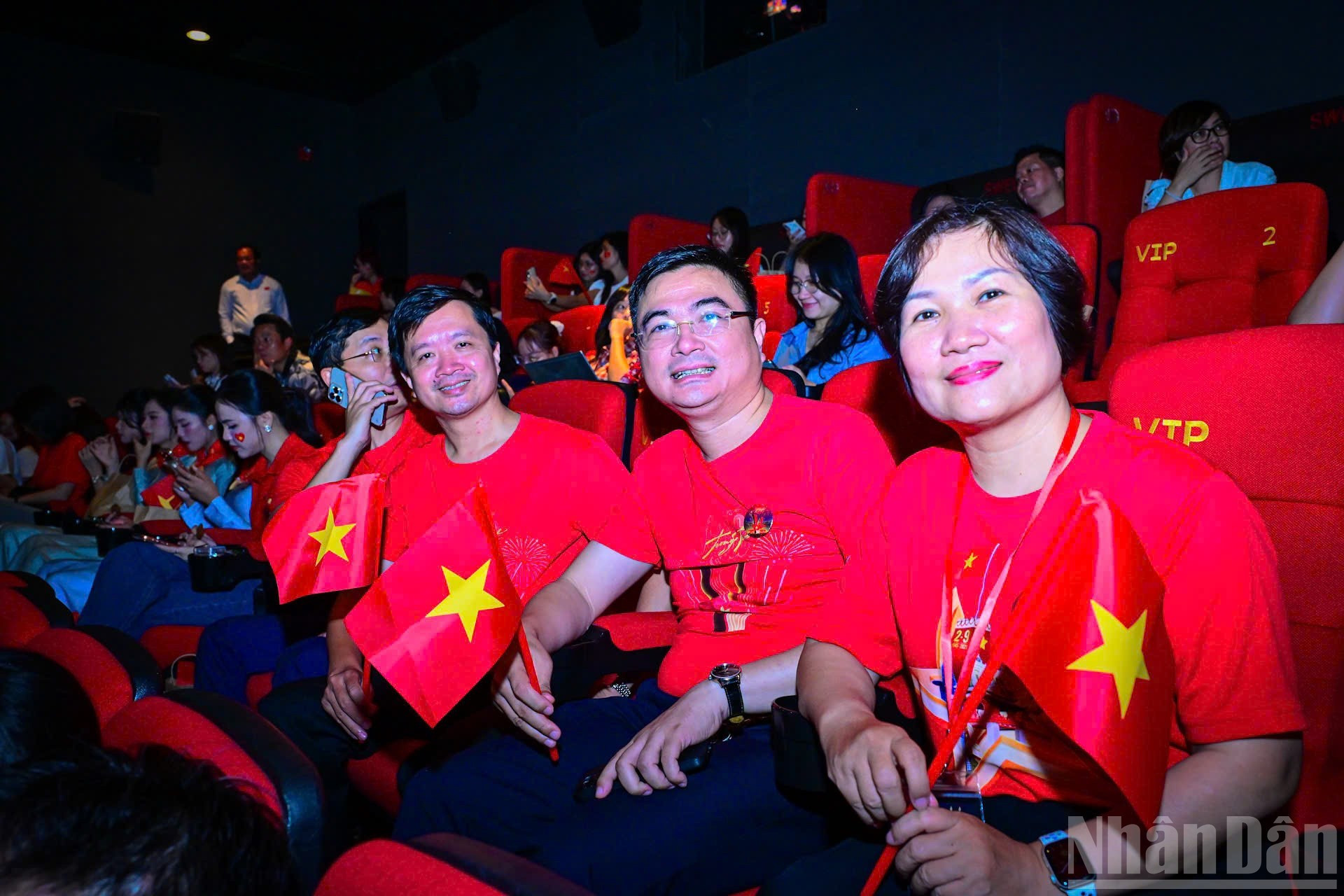 El color rojo de la bandera nacional tiñe la sala del evento.