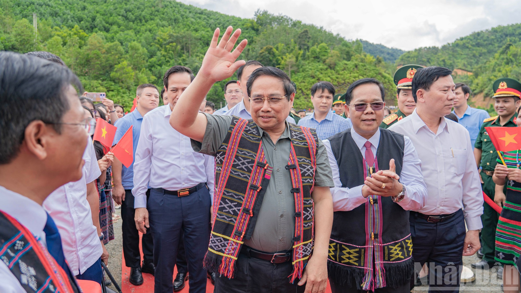 El primer ministro Pham Minh Chinh ataviado con el traje tradicional de la localidad. El primer ministro Pham Minh Chinh ataviado con el traje tradicional de la localidad.