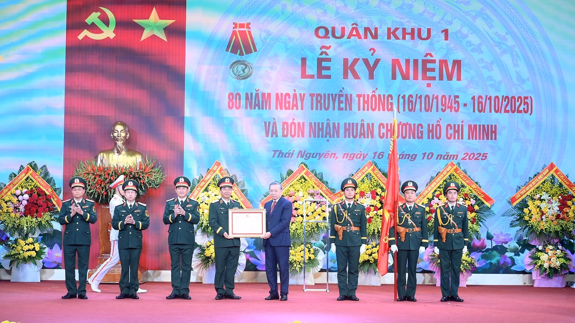 El secretario general del Partido Comunista de Vietnam, To Lam, entrega la Orden Ho Chi Minh a las Fuerzas Armadas de la Región Militar 1.