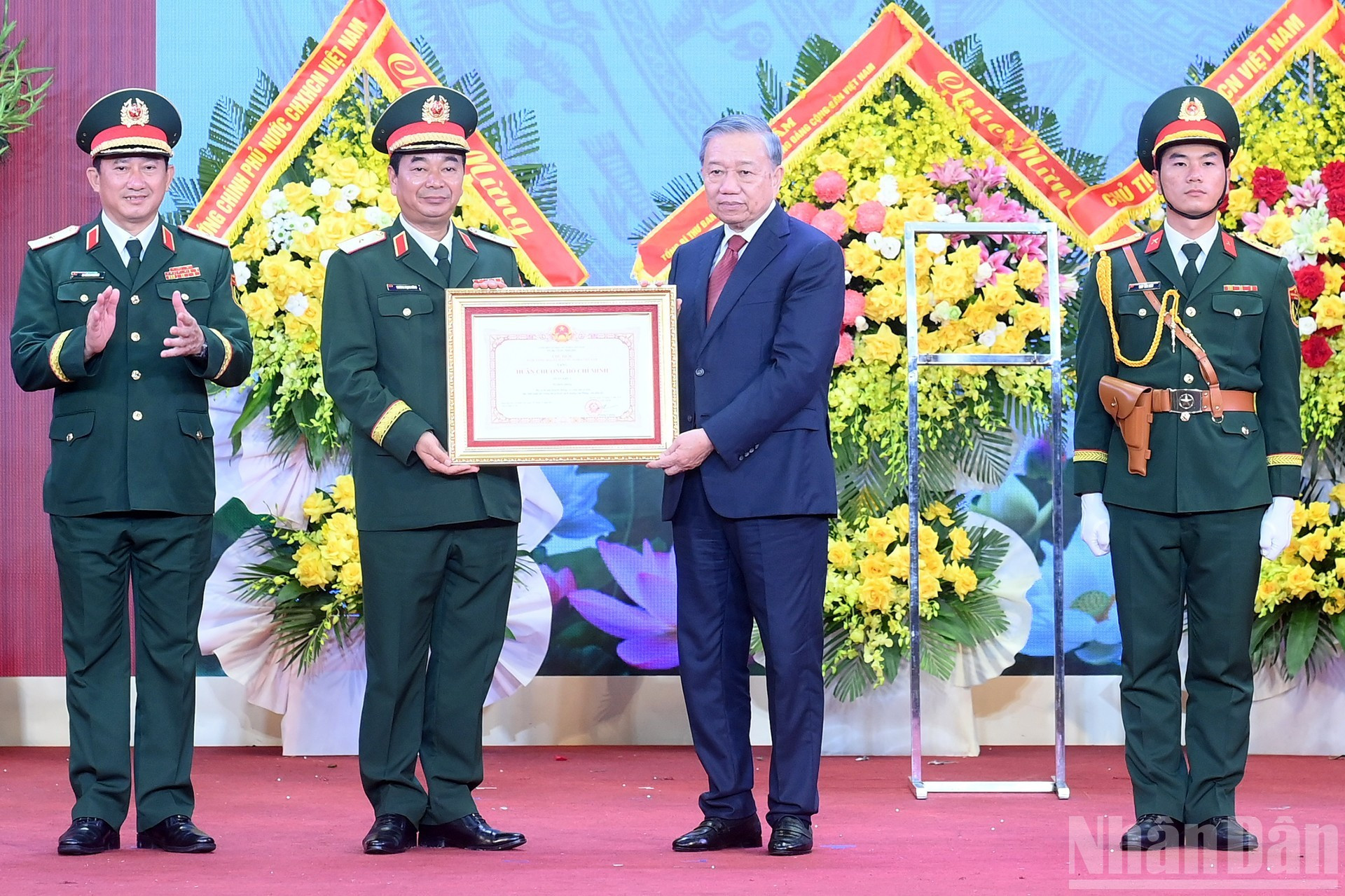 El secretario general del Partido, To Lam, entrega la Orden Ho Chi Minh a las Fuerzas Armadas de la Región Militar 1. El secretario general del Partido, To Lam, entrega la Orden Ho Chi Minh a las Fuerzas Armadas de la Región Militar 1.