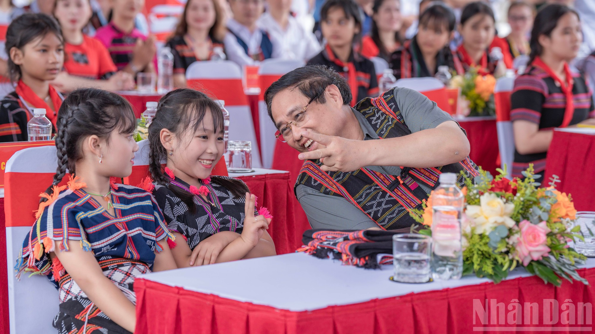 El premier Pham Minh Chinh y alumnas locales. El premier Pham Minh Chinh y alumnas locales.