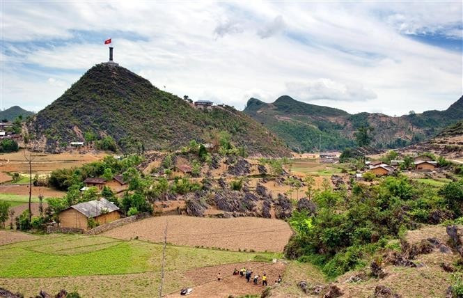Los pobladores viven en paz en la meseta kárstica de Dong Van, ubicada en la provincia norteña de Tuyen Quang. Los pobladores viven en paz en la meseta kárstica de Dong Van, ubicada en la provincia norteña de Tuyen Quang.