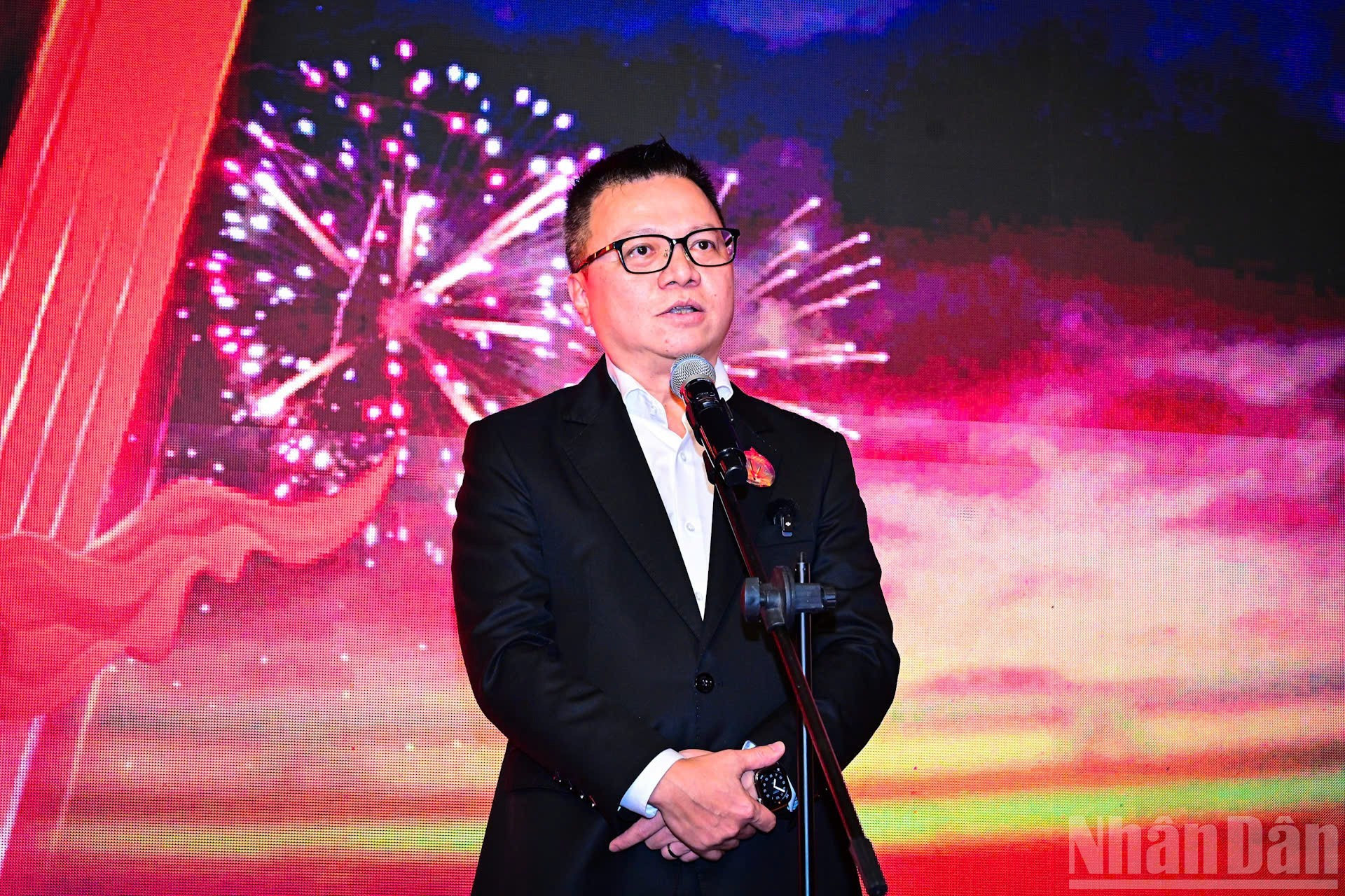 Según Le Quoc Minh, miembro del Comité Central del Partido Comunista de Vietnam, presidente-editor de Nhan Dan, subjefe de la Comisión de Propaganda y Movilización de Masas del Comité Central del Partido y titular de la Asociación de Periodistas del país, la película no solo es una narración del concierto “La Patria en el corazón”, sino también una muestra de gratitud a la Patria y a los valores sagrados de la nación.