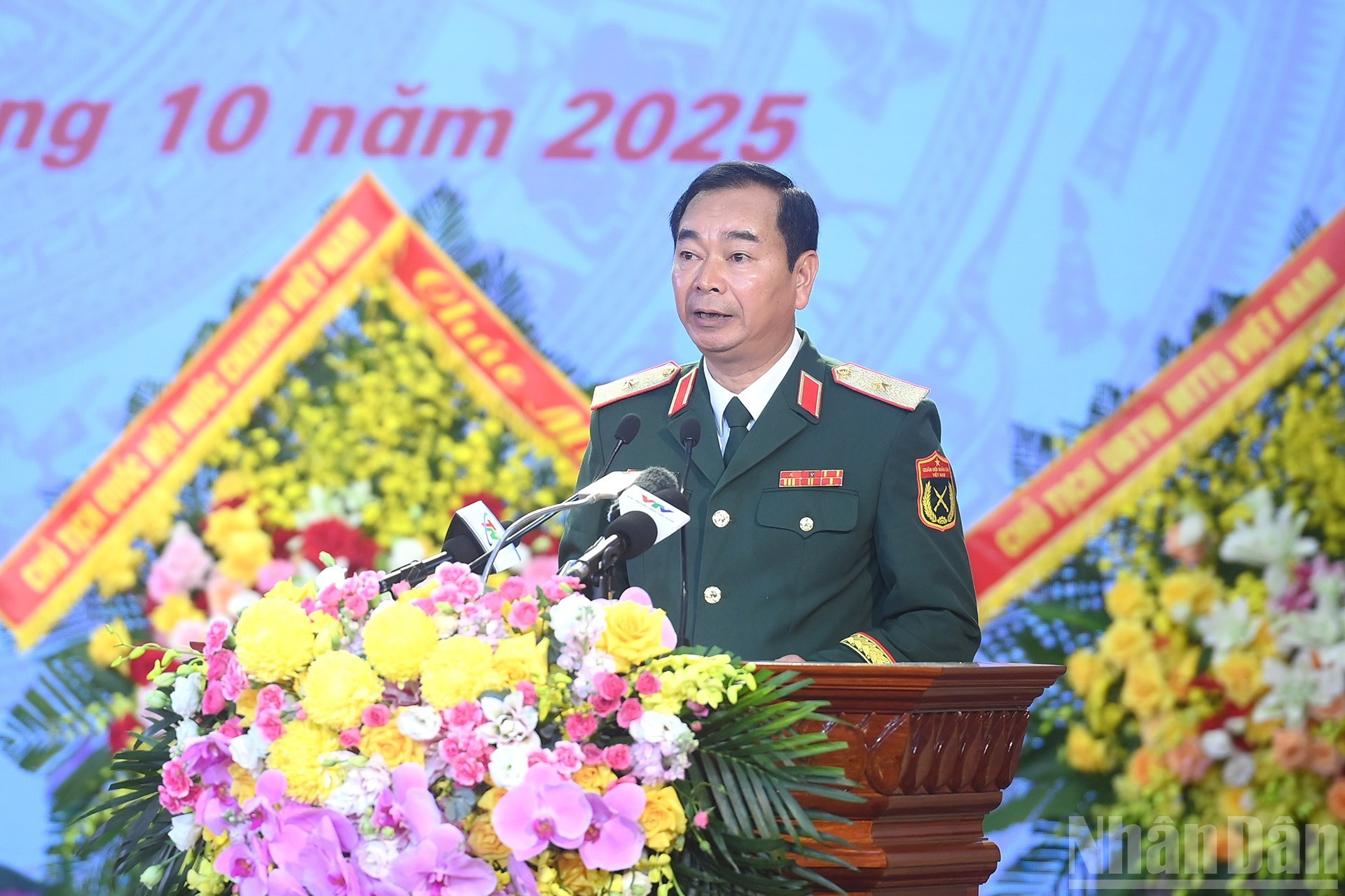 El general de brigada Truong Manh Dung, comandante de la Región Militar 1, pronuncia un discurso. El general de brigada Truong Manh Dung, comandante de la Región Militar 1, pronuncia un discurso.