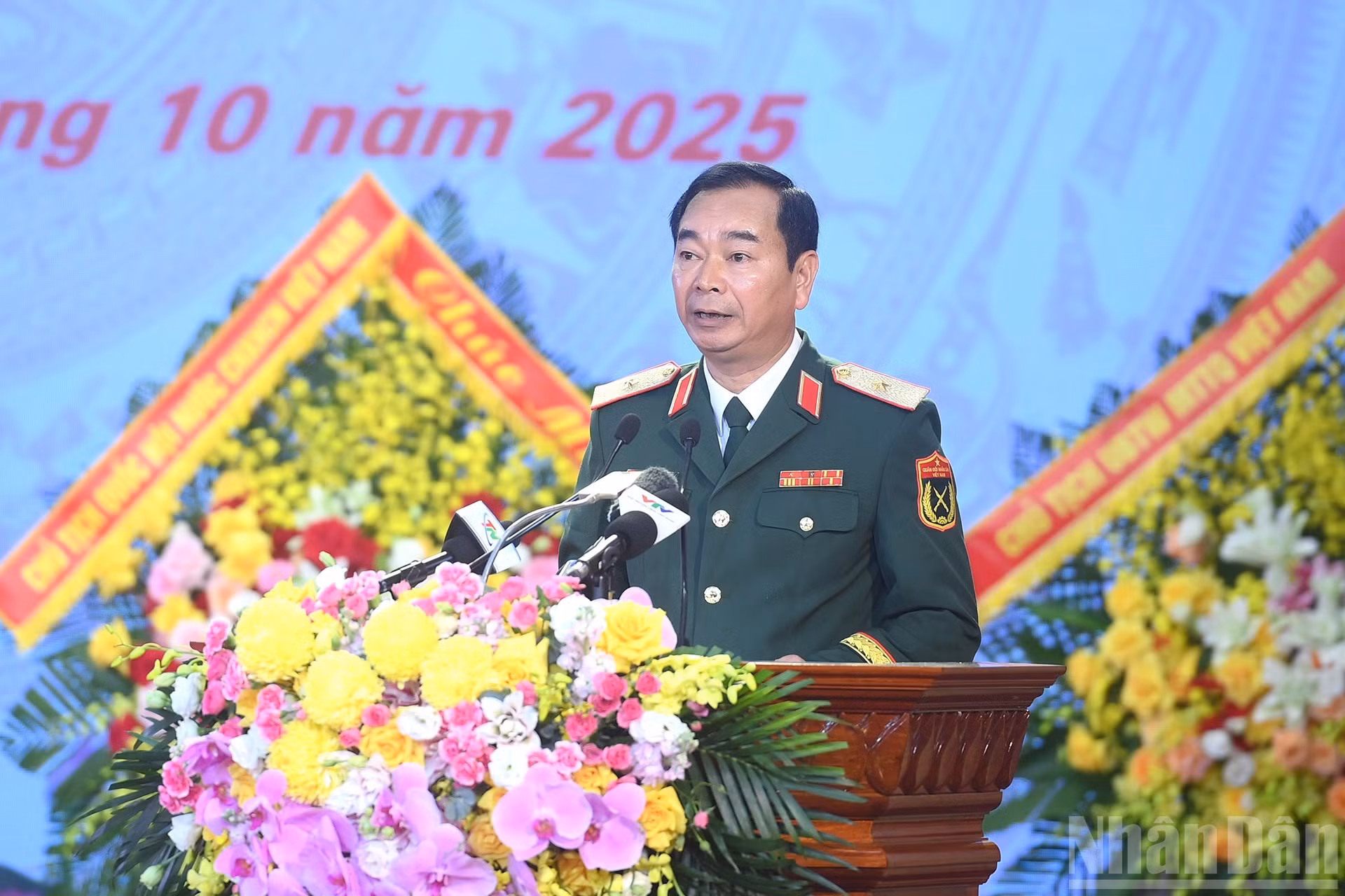 El general de brigada Truong Manh Dung, comandante de la Región Militar 1, pronuncia un discurso.