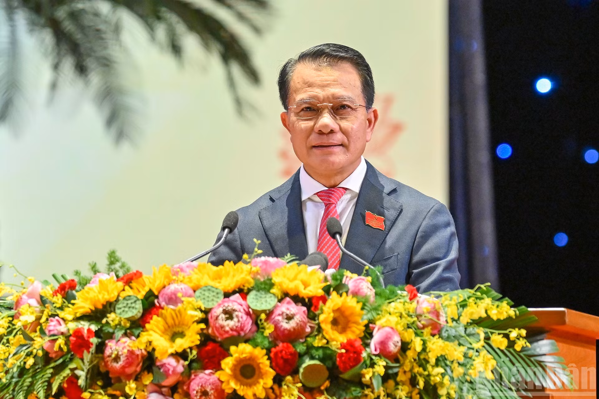 Hoang Trong Quyet, miembro de la Junta Permanente y jefe de la Comisión de Control Disciplinario del Comité del PCV en Hanói, presenta el Informe sobre la verificación de las cualificaciones de delegados.