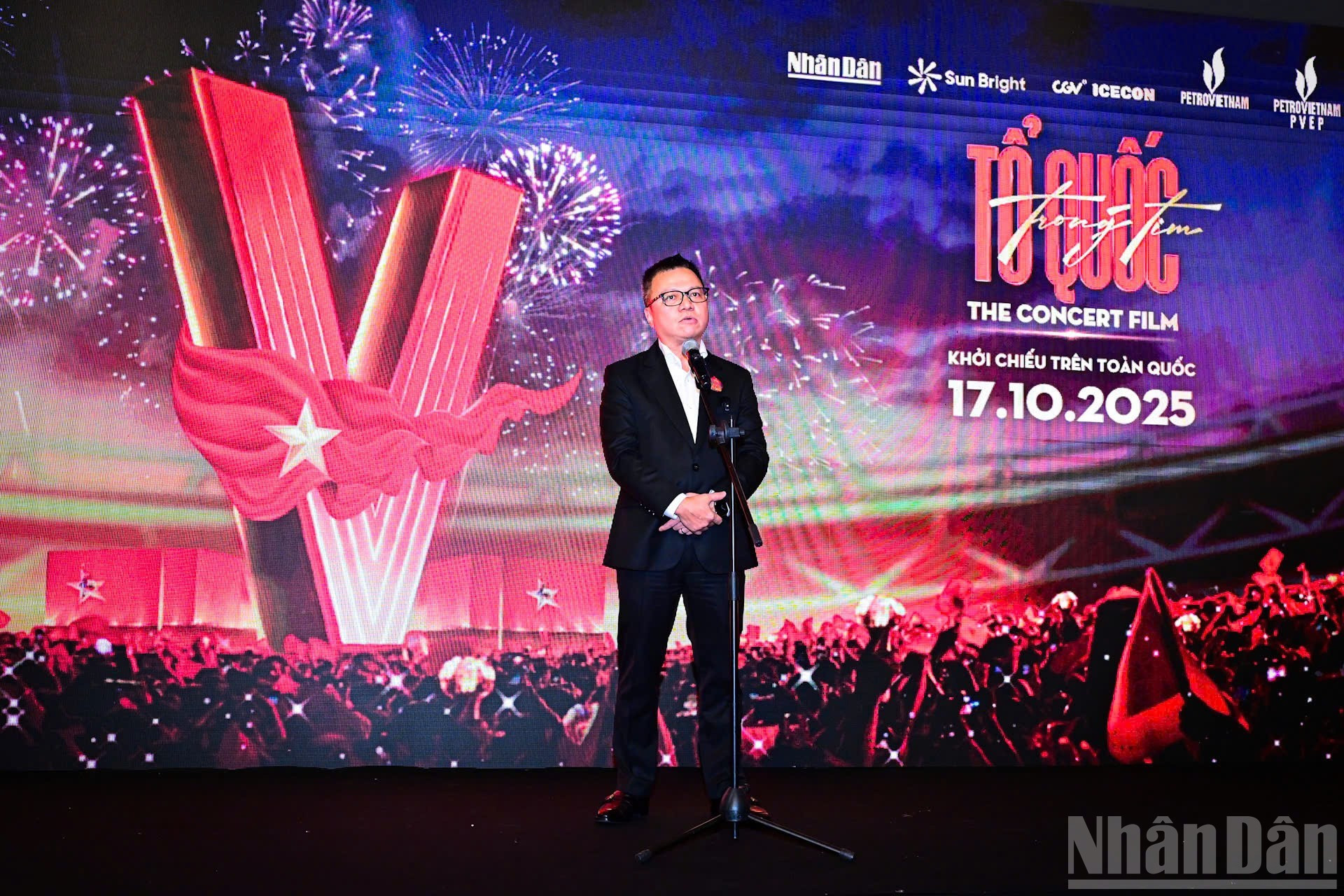 Durante su intervención en el estreno de la cinta, el funcionario también anuncia que los ingresos obtenidos de esta actividad se donarían para ayudar a los compatriotas afectados por las recientes tormentas e inundaciones.