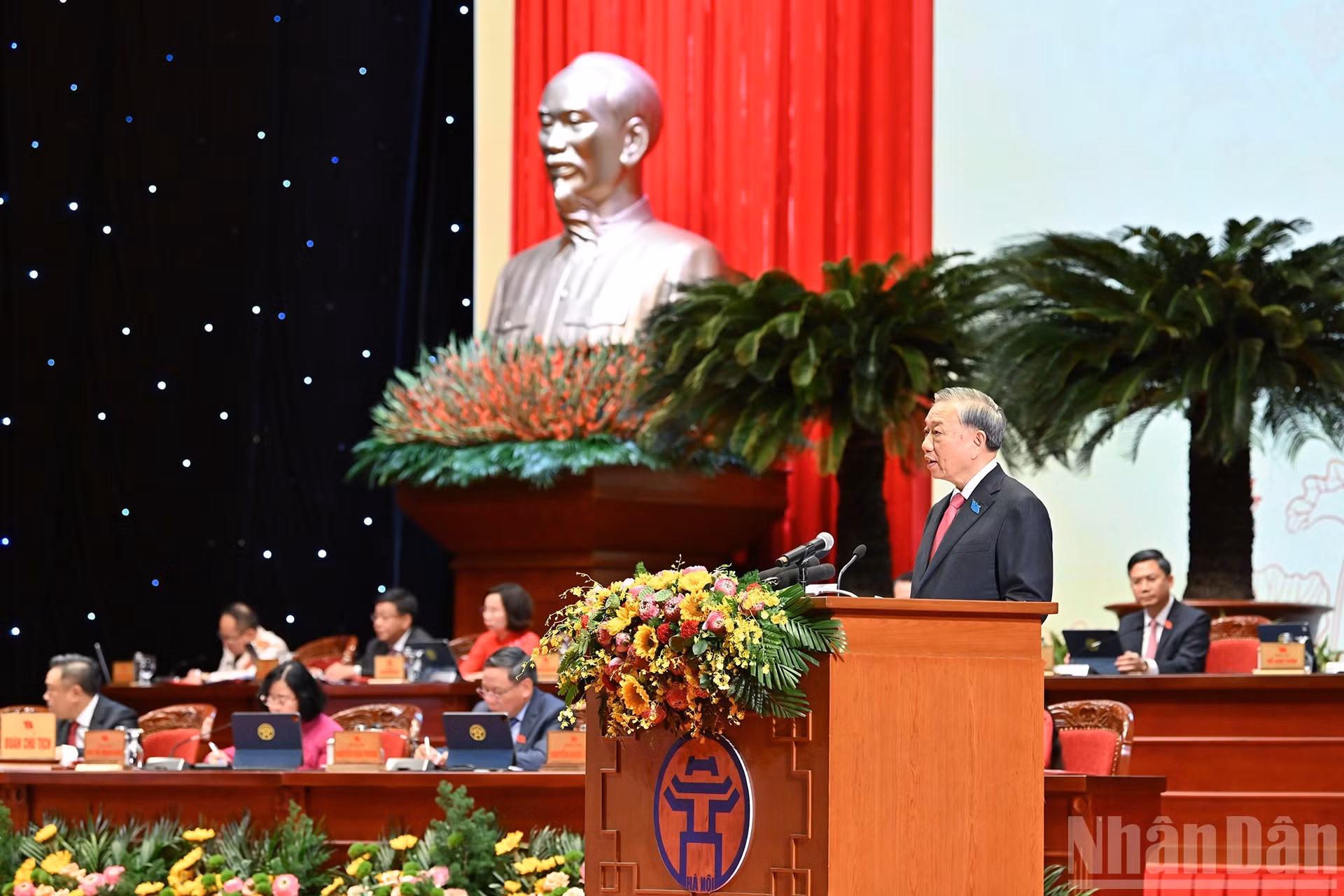 El secretario general del Partido, To Lam, ofrece directrices.